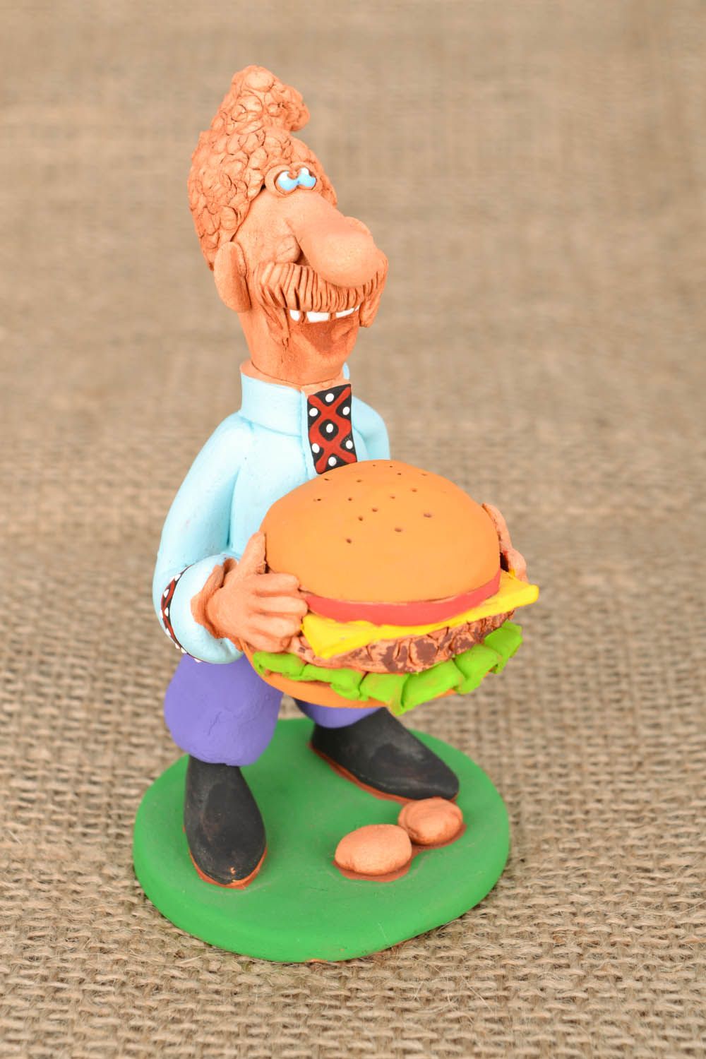 Figurilla de cerámica Cosaco con hamburguesa foto 1