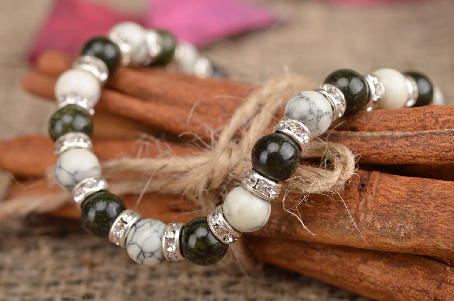 Bracelet en perles fantaisie rondes blanc vert foncé accessoire fait main photo 1