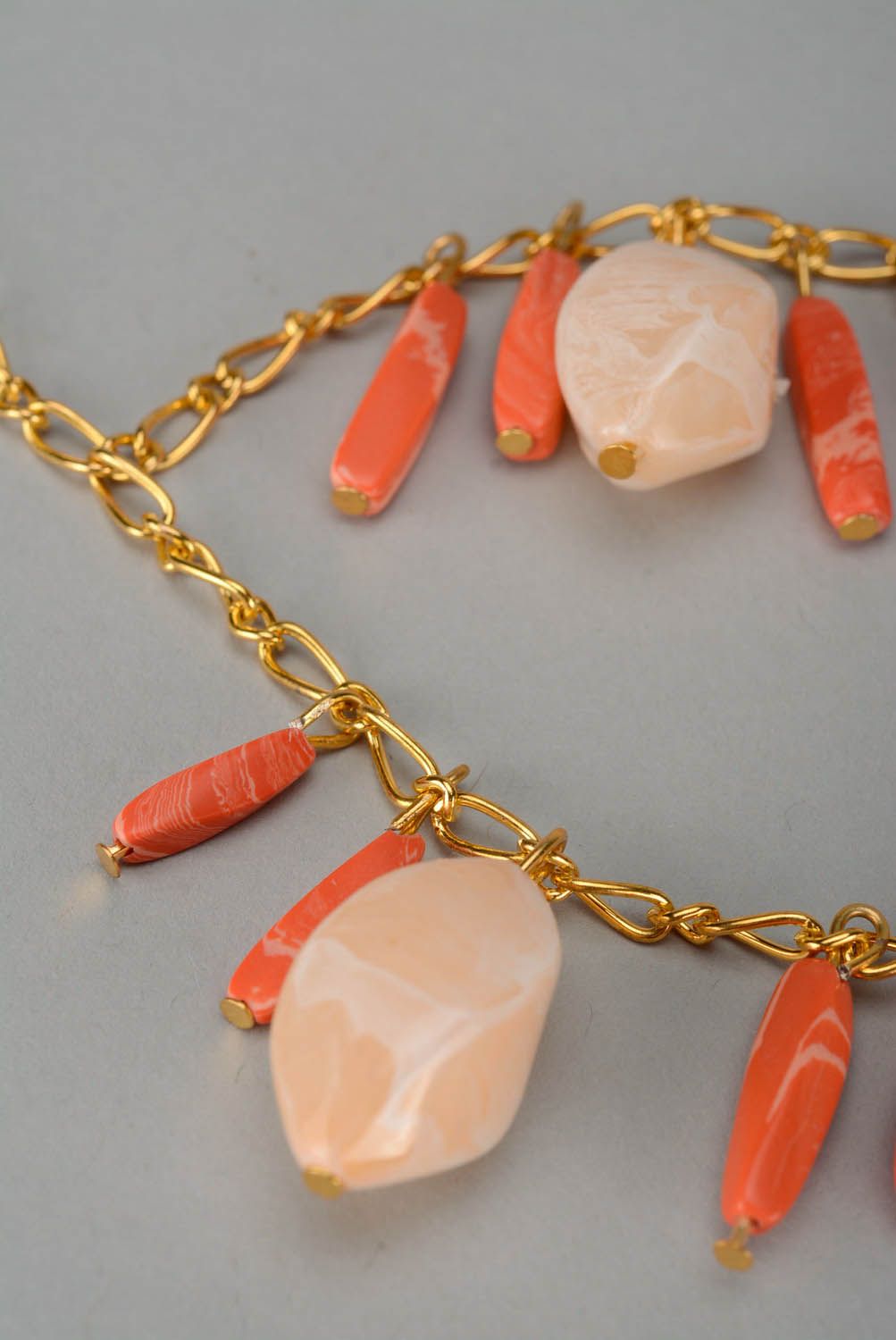 Halskette mit Kunststeinen Beige Koralle foto 2