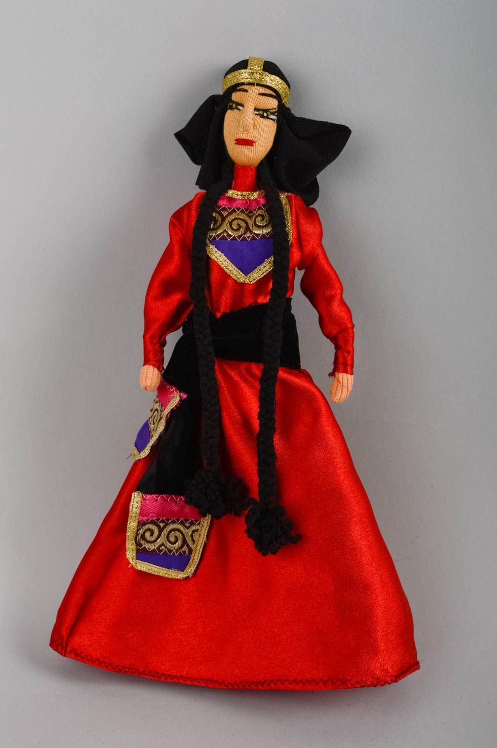 Коллекционная кукла в красном наряде красивая небольшого размера ручная работа фото 1