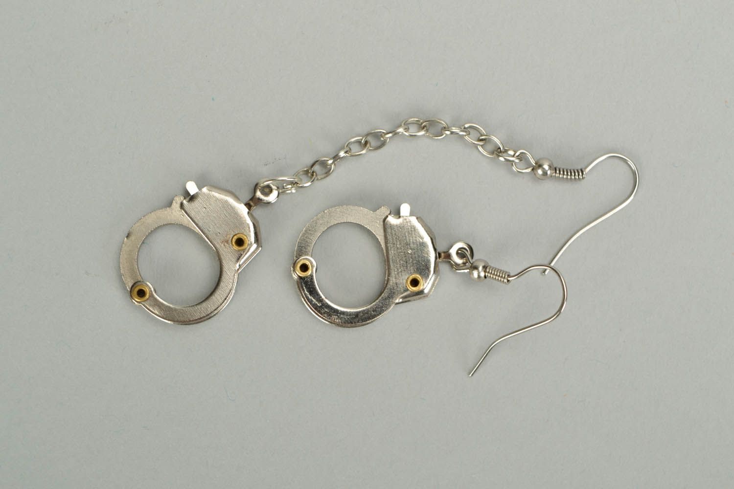 Boucles d'oreilles pendantes en métal Menottes  photo 2