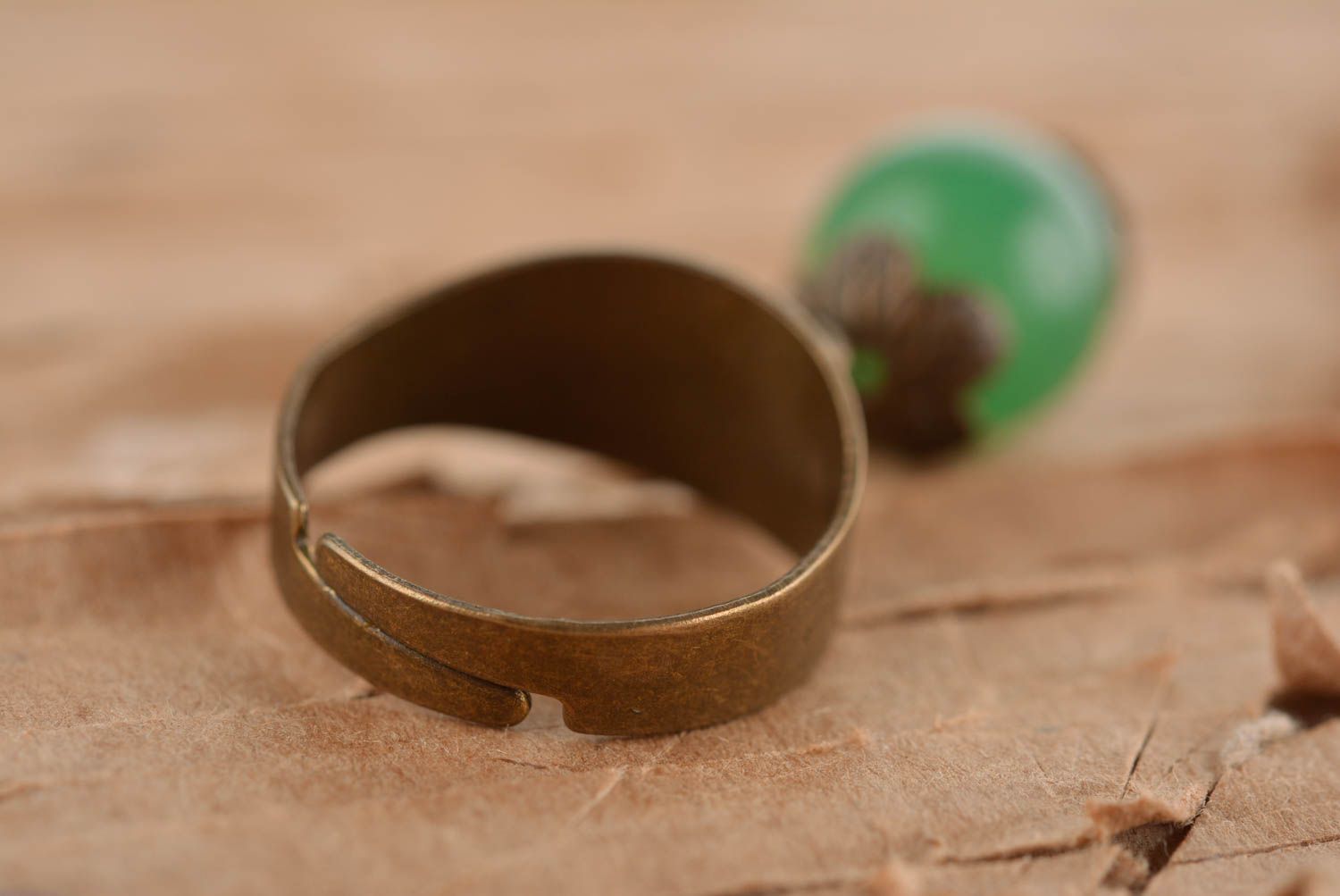 Украшение ручной работы красивое кольцо с бусиной необычное кольцо зеленое фото 5