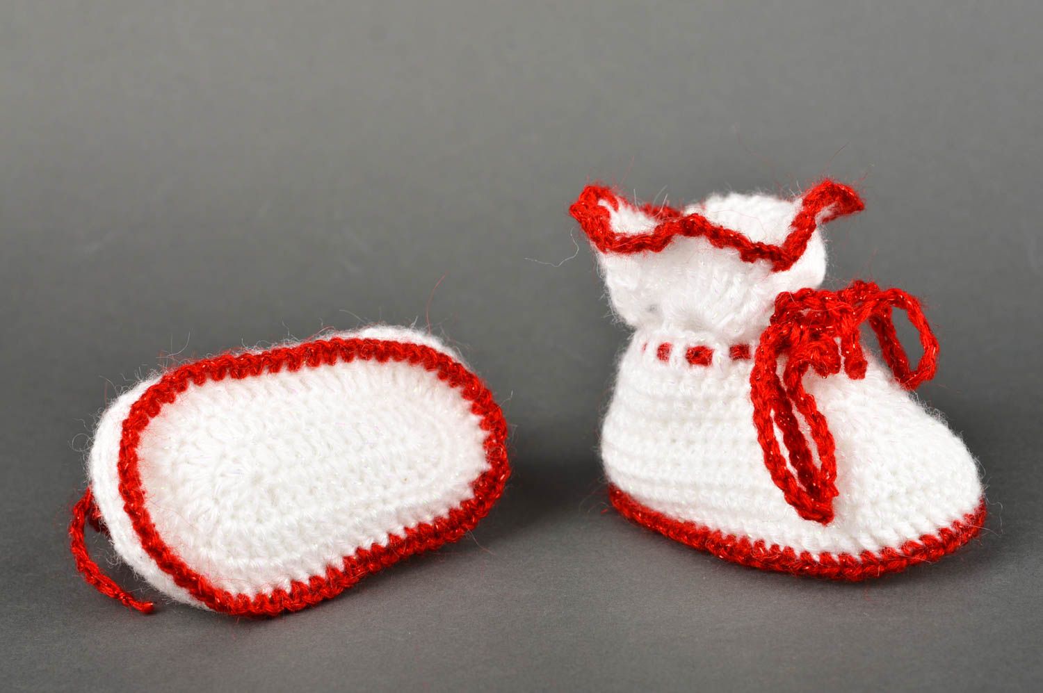 Chaussons blancs faits main Chaussures bébé tricotés mignons Vêtement bébé photo 5