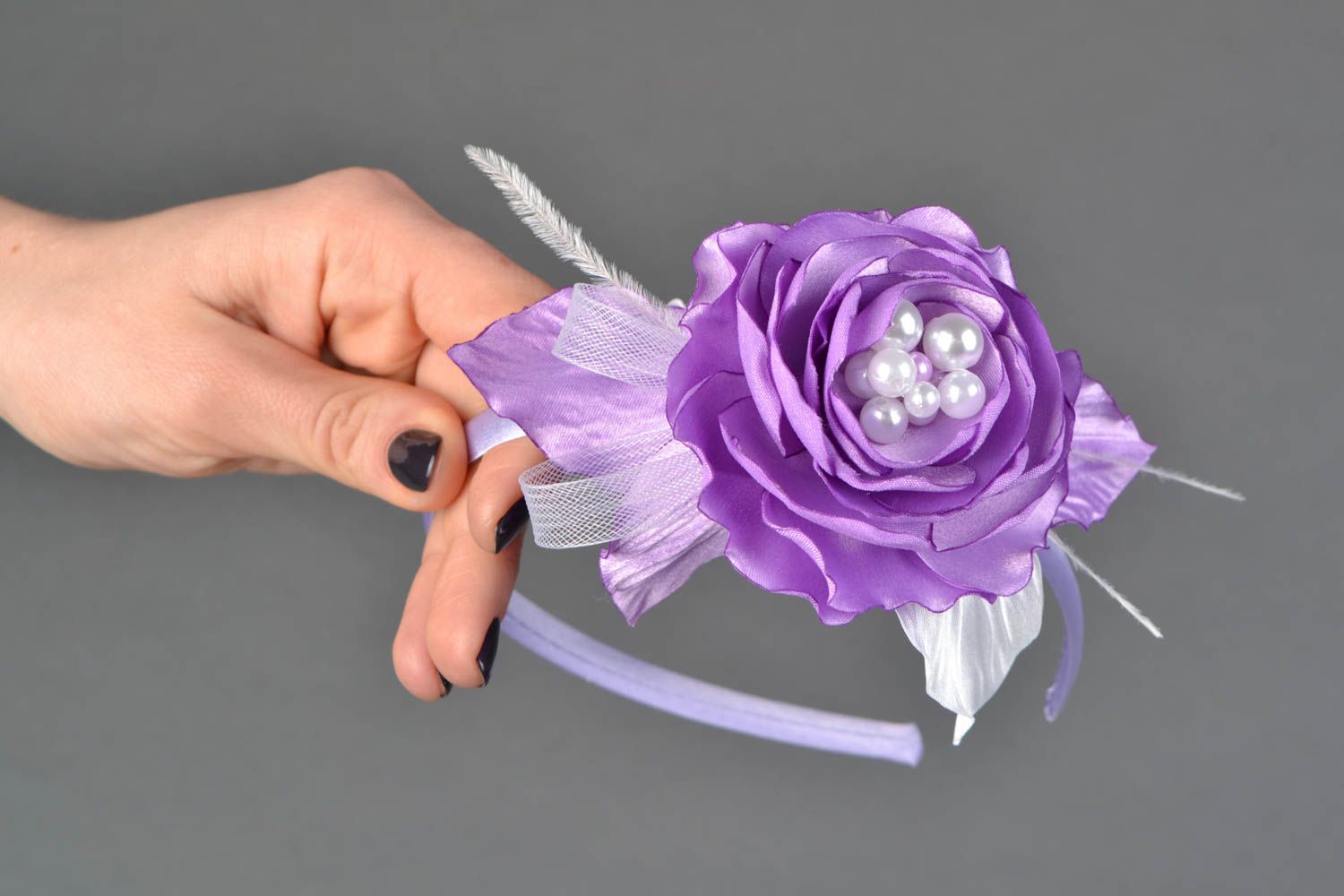 Serre-tête avec grande fleur en satin avec plumes fait main original violet photo 1