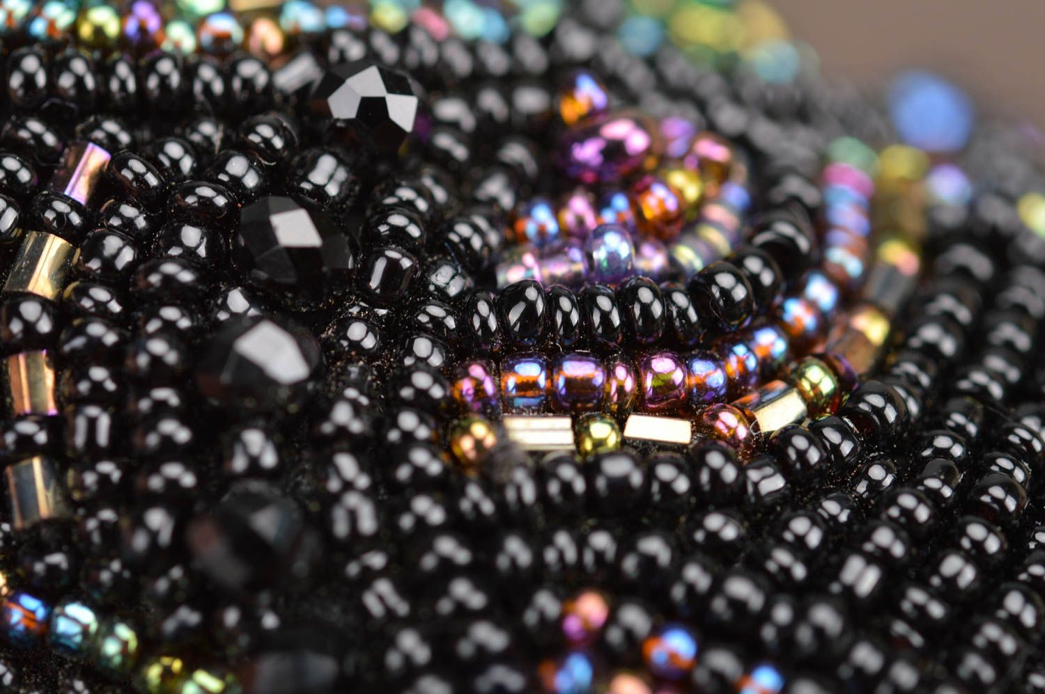 Широкий браслет из бисера ручной работы дизайнерский черный стильный для девушек фото 4