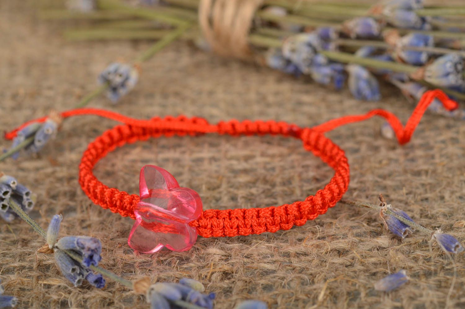 Bracelet tressé en lacet rouge ciré avec perle en forme de papillon fait main photo 1