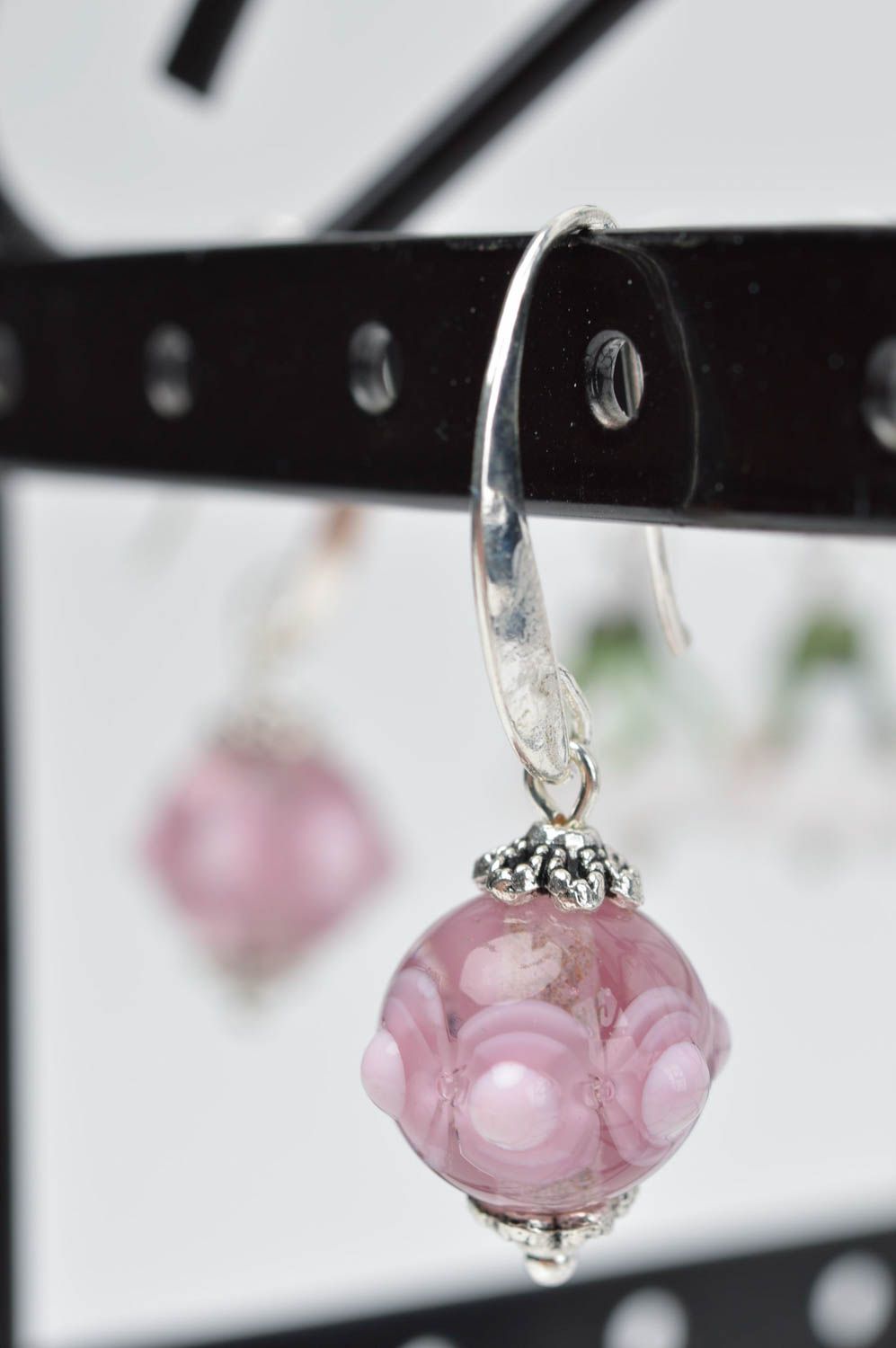 Boucles d'oreilles pendantes Bijou fait main en verre Cadeau femme boules roses photo 1