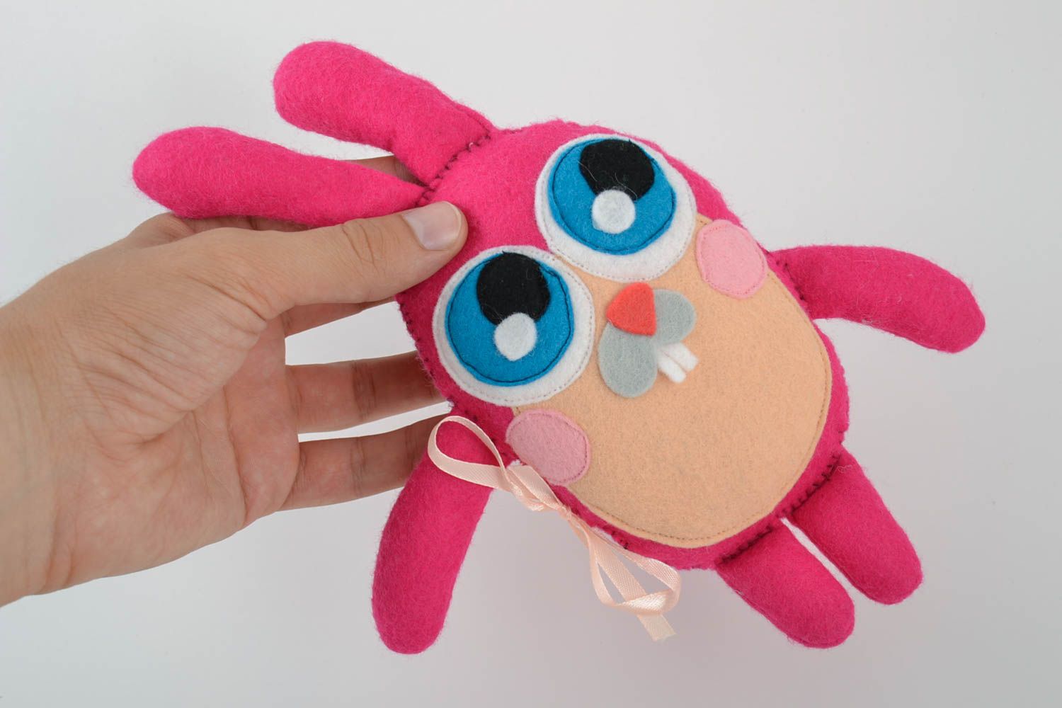 Мягкая игрушка в виде зайца из фетра ручной работы розовая небольшая для ребенка фото 2