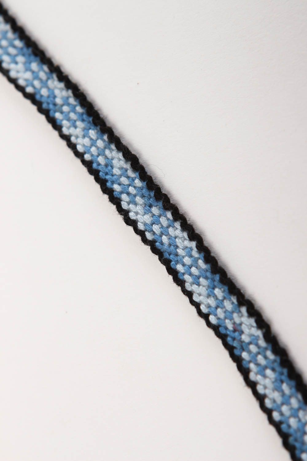 Pulsera artesanal accesorio para mujer pulsera trenzada de hilos azules foto 2