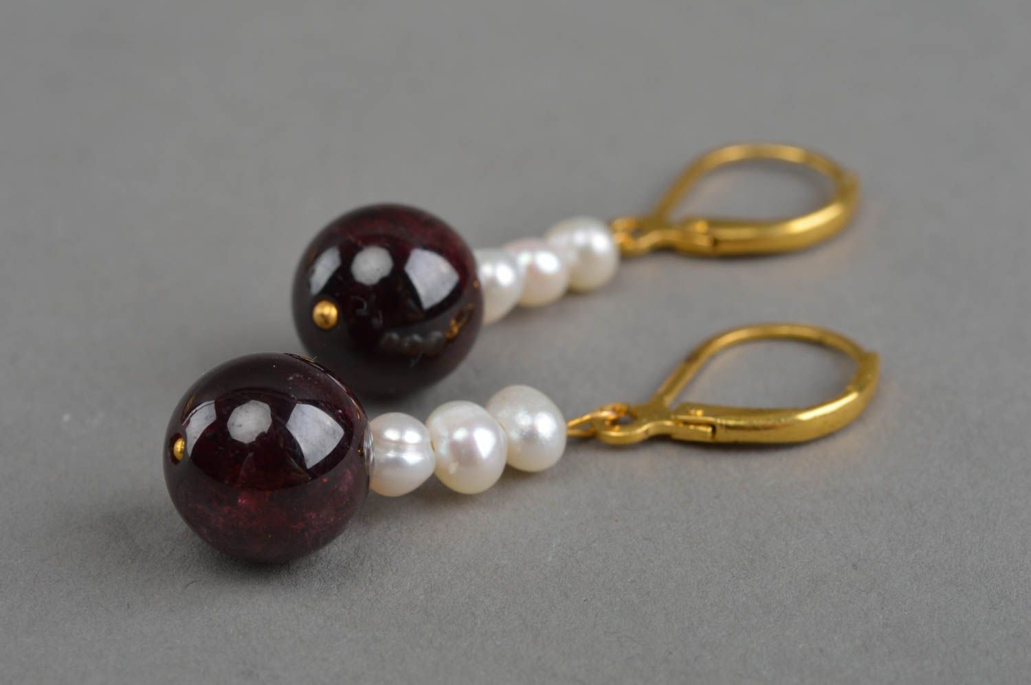 Boucles d'oreilles pendantes en grenat et perles d'eau douce faites main photo 4
