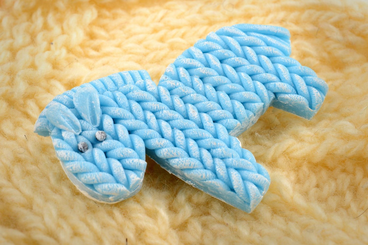 Broche originale en pâte polymère à effet tricot faite main bleue forme cheval photo 1