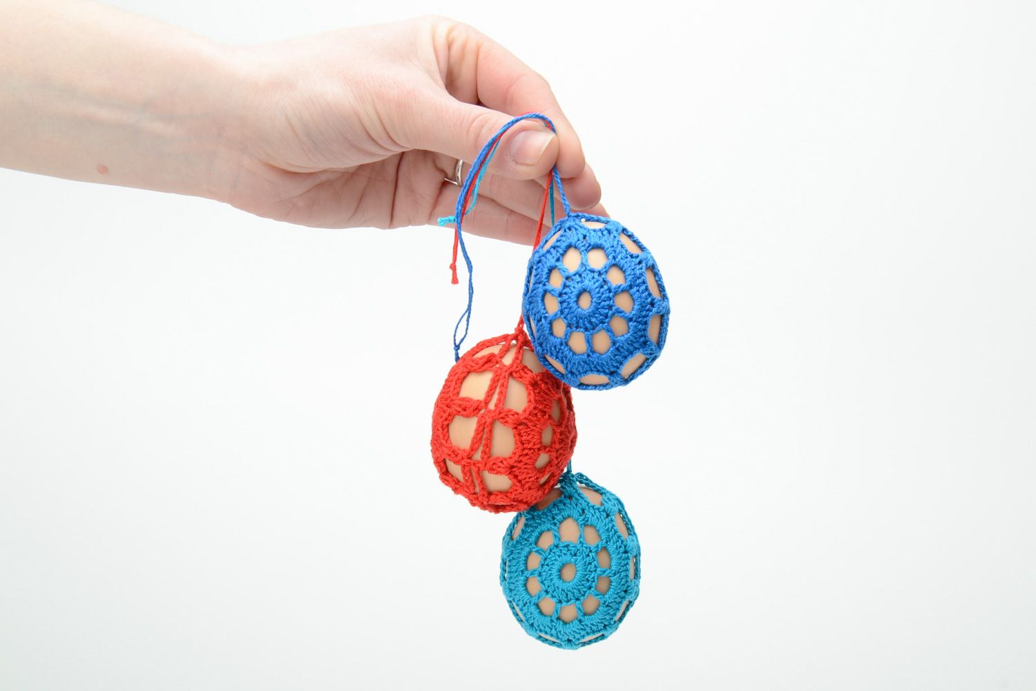 Пасхальные яйца декоративные оплетенные нитками подвески для дома фото 5