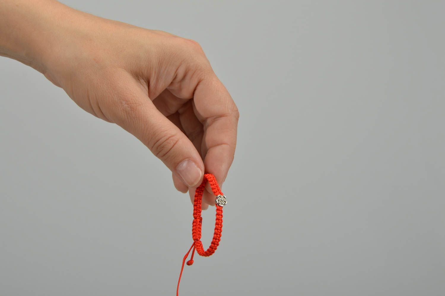Детский плетеный браслет на руку ручной работы красный с розочкой на подарок фото 2