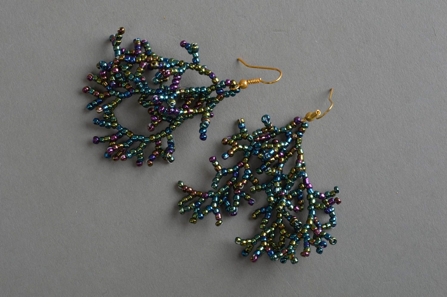 Boucles d'oreilles en perles de rocaille couleur foncée faites main Coraux photo 2