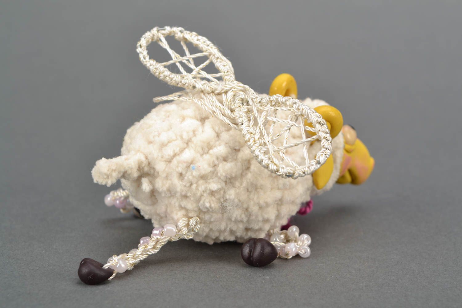 Bemaltes Spielzeug aus Ton fliegendes Schaf foto 5