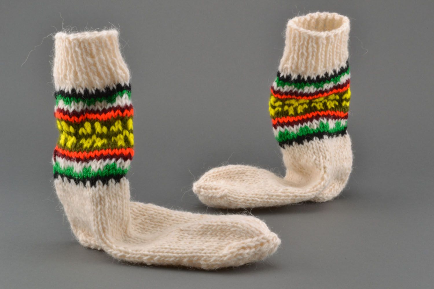 Meias brancas de lã natural feitas à mão  com padrão colorido  foto 2