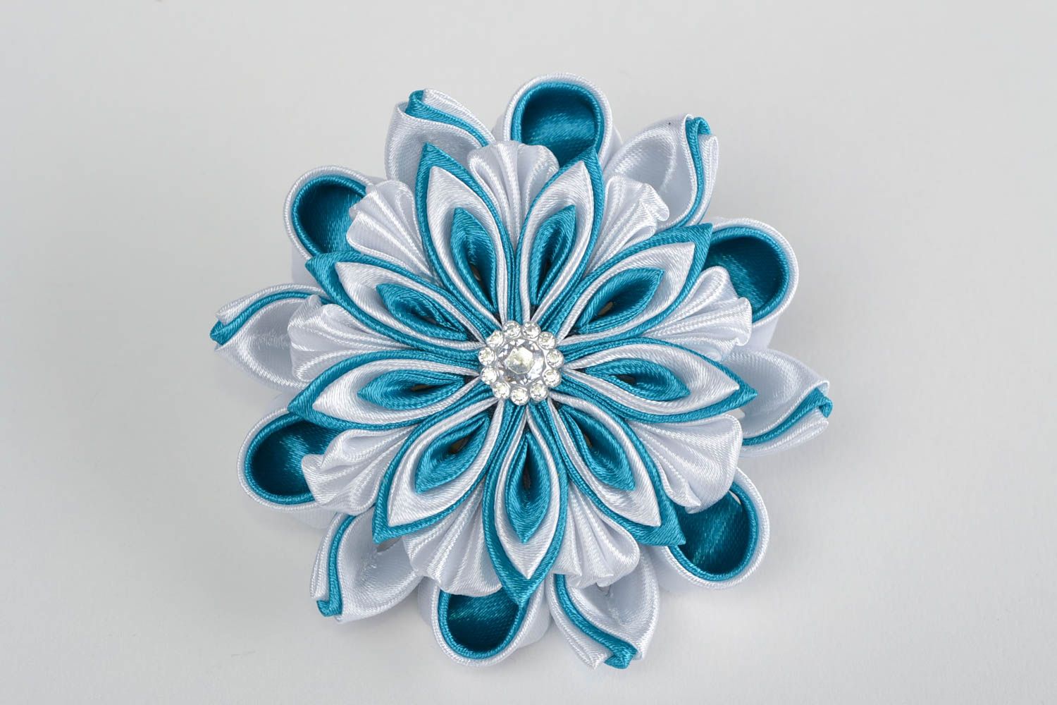 Coletero para el pelo artesanal de cintas de raso con forma de flor azul foto 3