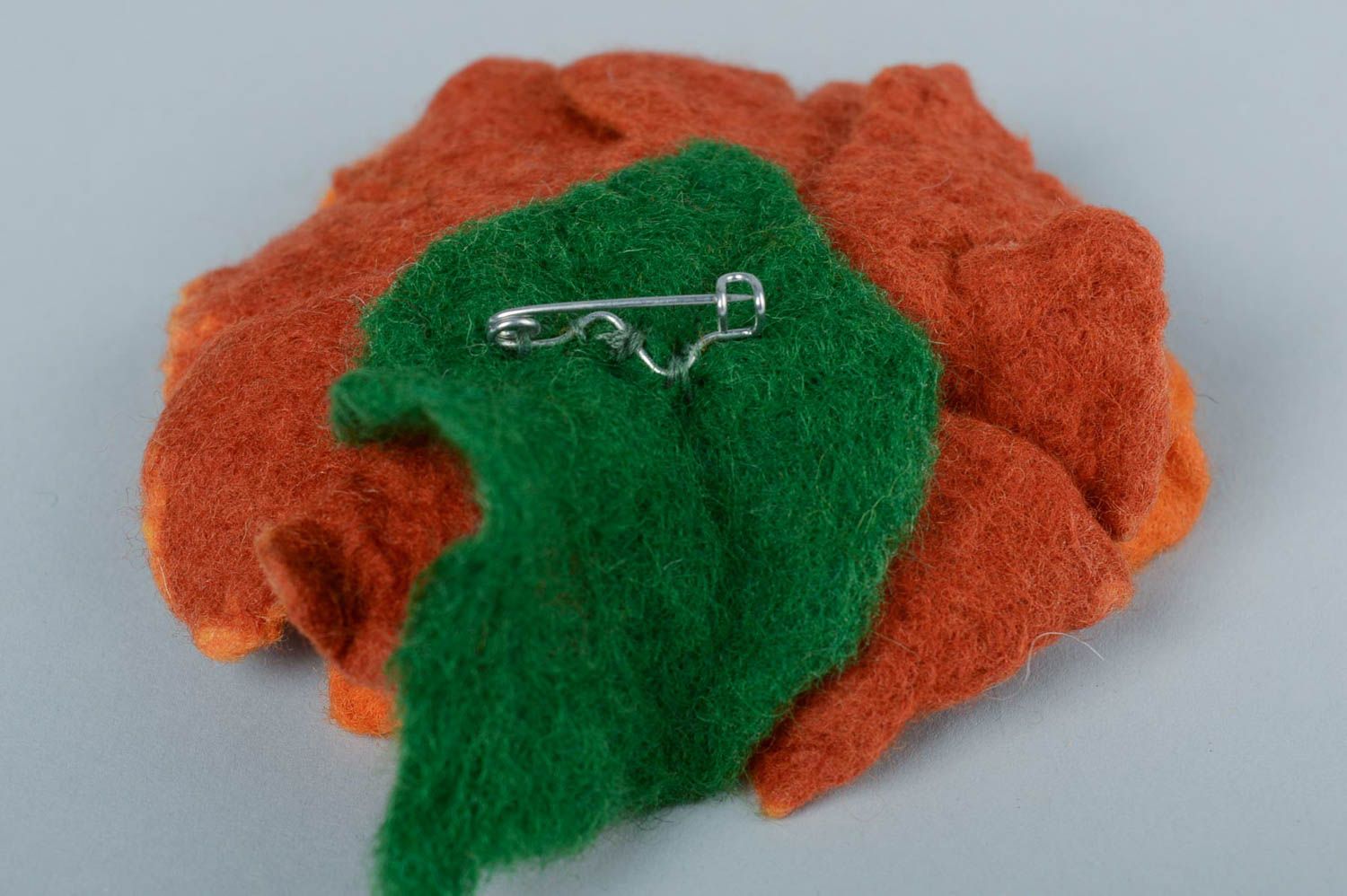 Blume Brosche Accessoire für Frauen handgemachter Schmuck aus Wolle orange foto 4