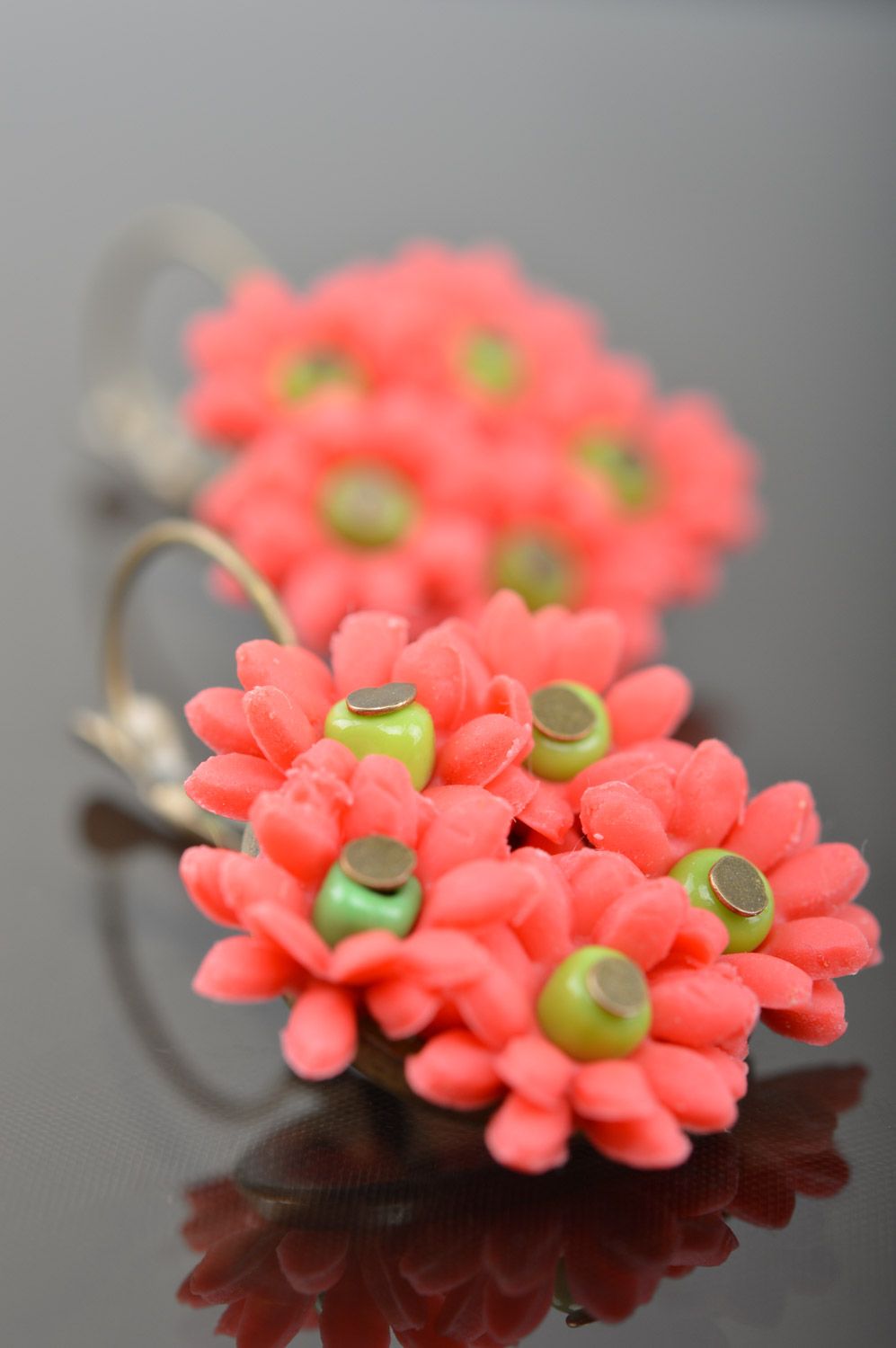 Boucles d'oreilles fleurs en pâte polymère faites main rouges originales photo 5
