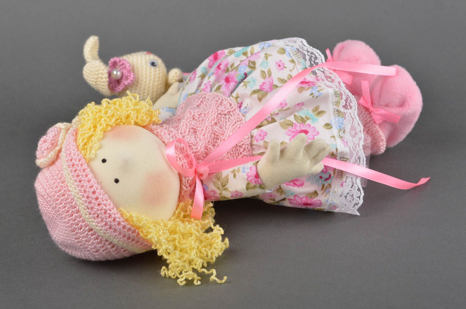 Кукла ручной работы кукла из ткани в розовом авторская кукла с ведром и зайцем фото 2