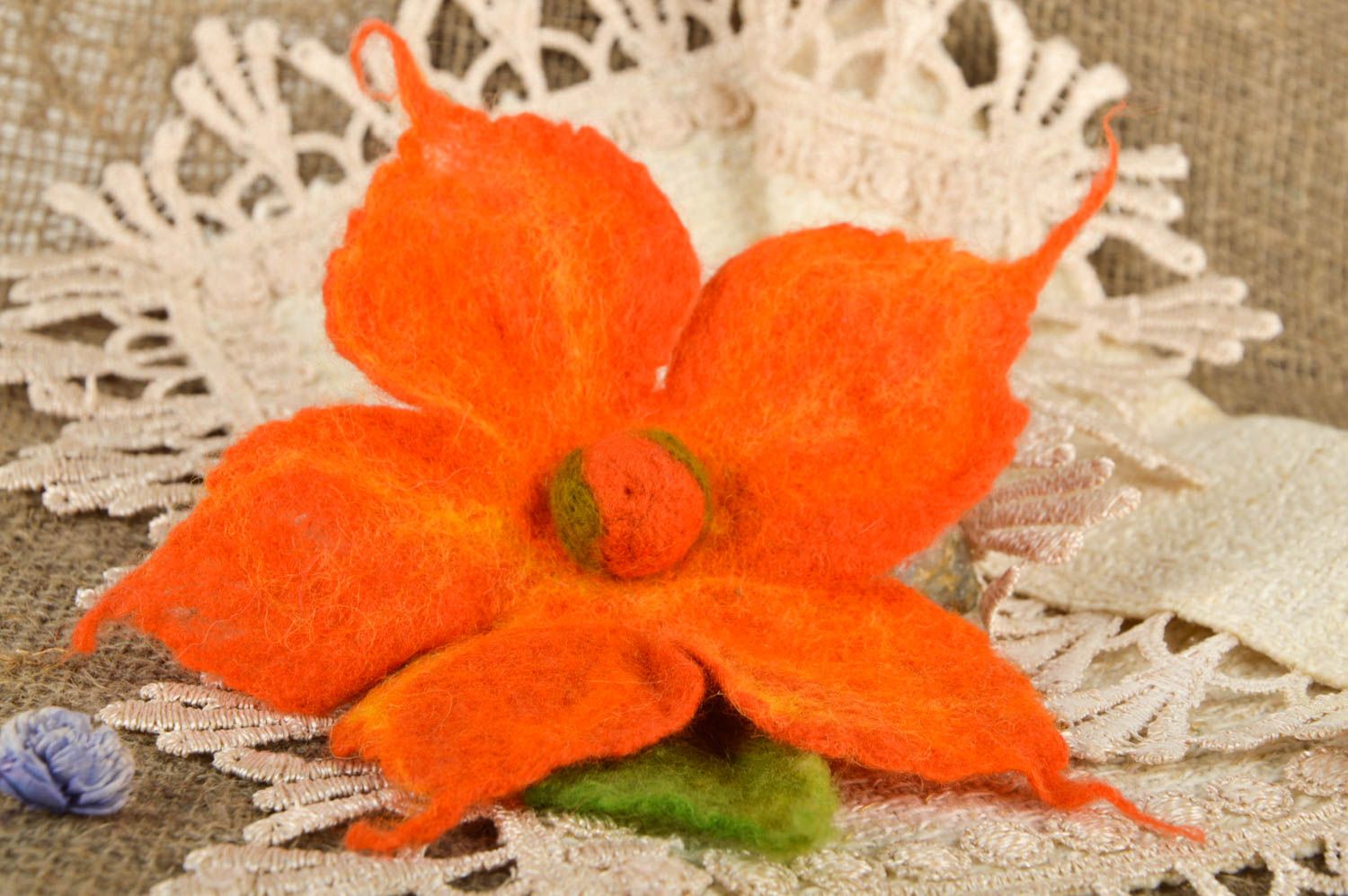 Grosse Broche fleur faite main orange en laine feutrée Accessoire femme photo 1