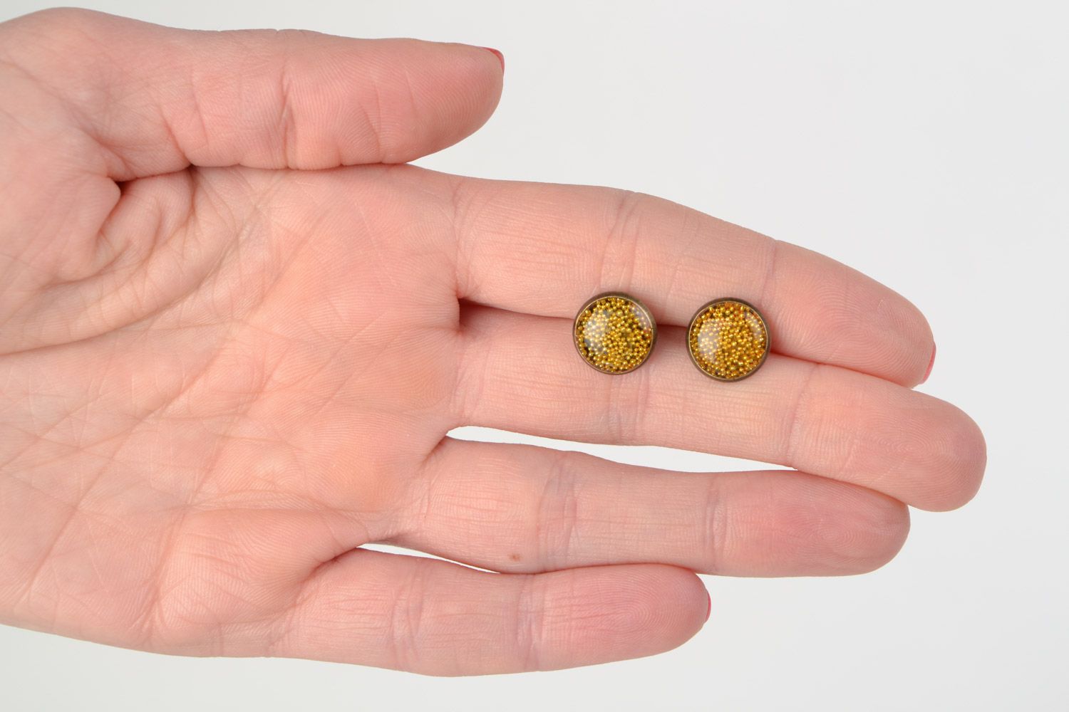 Серьги с микро-бисером в ювелирной смоле круглые ручной работы желтые фото 2