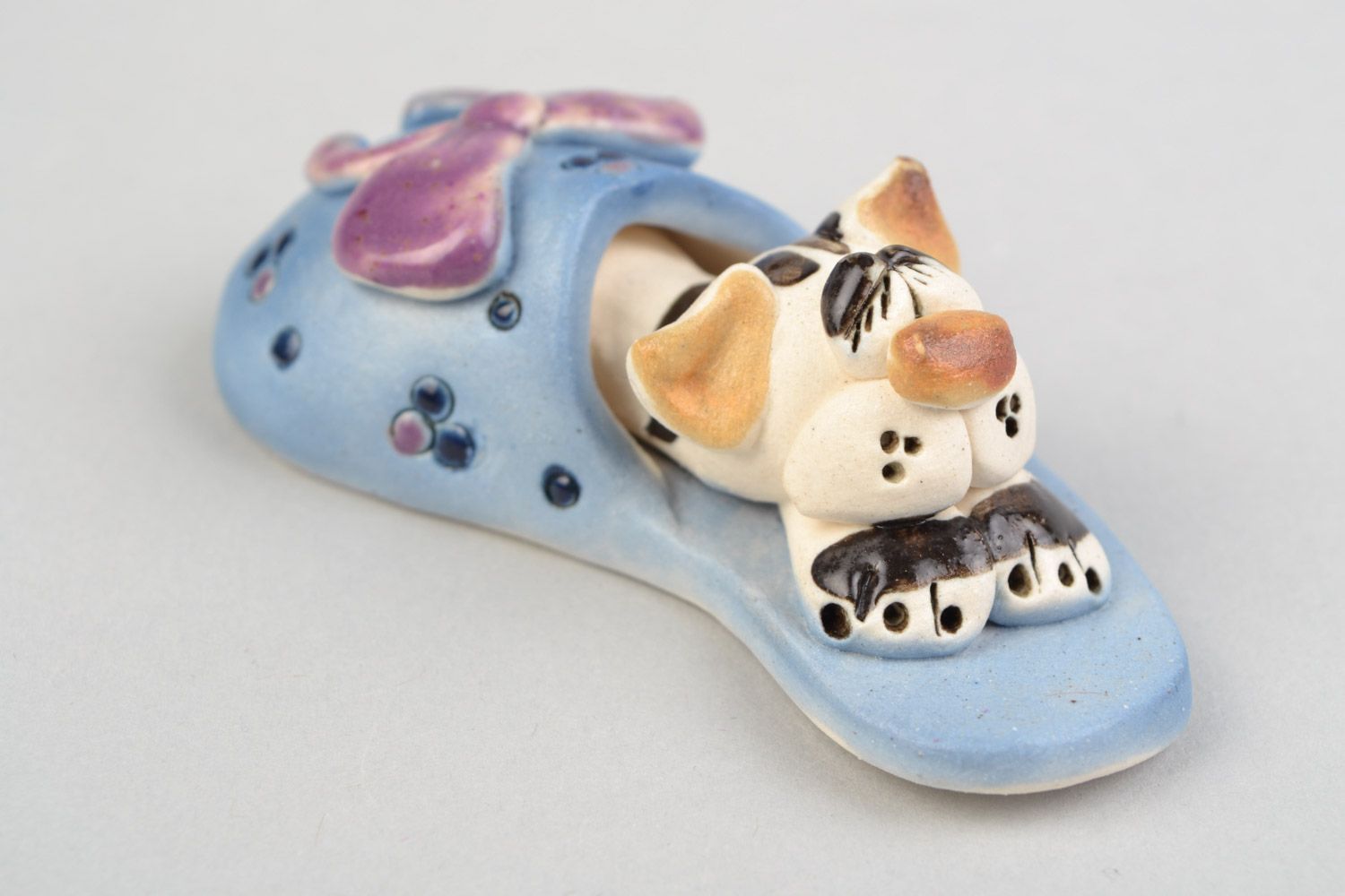 Figura de arcilla artesanal pintada con esmalte pequeña gato en pantufla foto 1