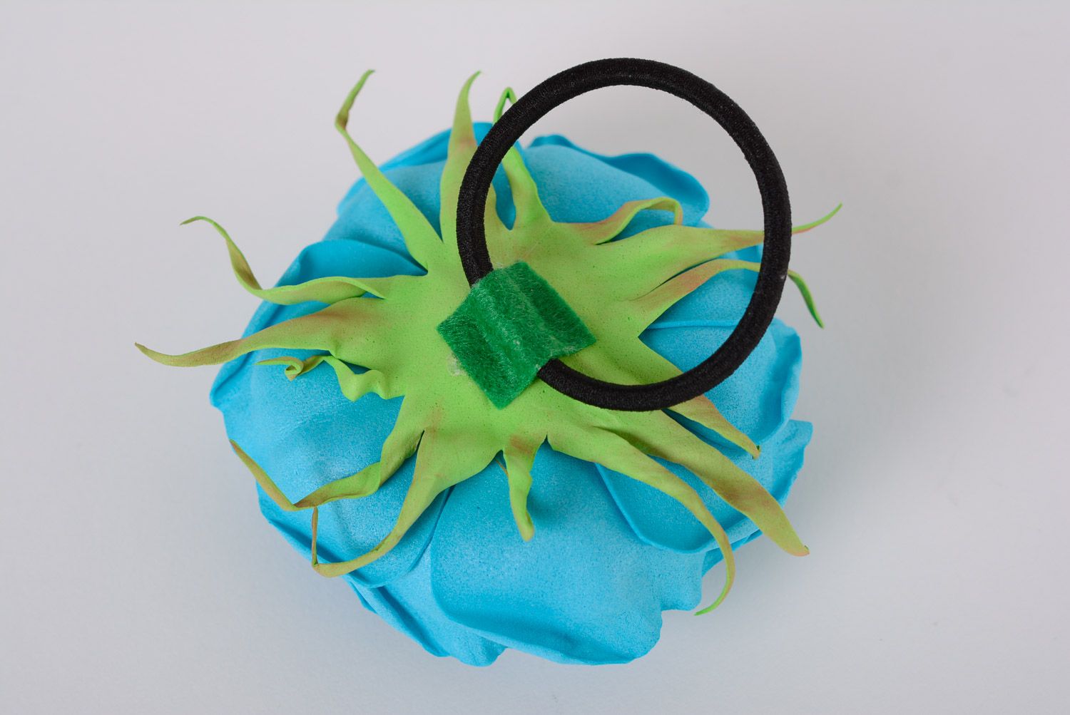 Élastique à cheveux fait main original en forme de fleur de couleur bleue photo 3