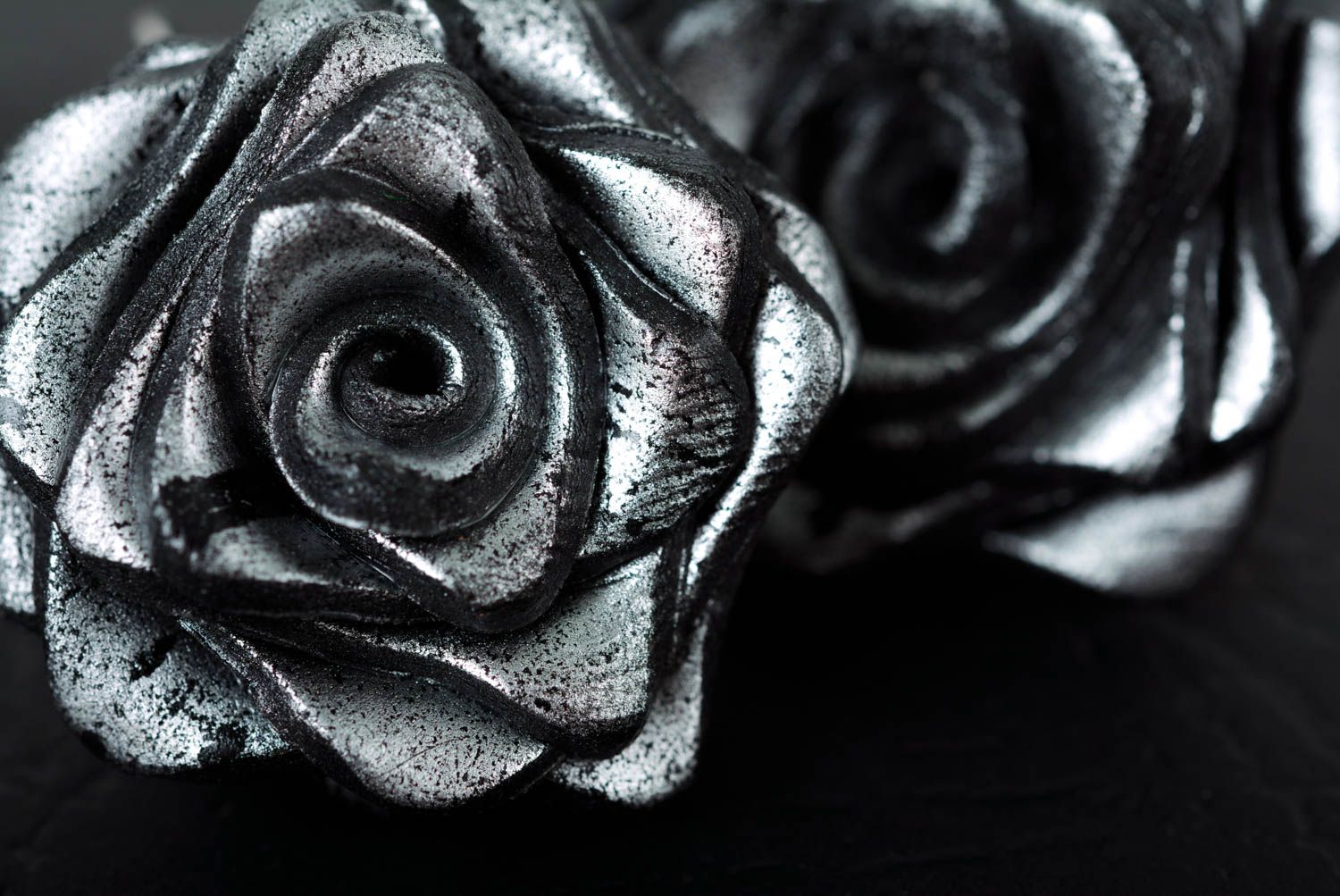 Orecchini belli in argilla polimerica fatti a mano accessorio rose nere foto 1