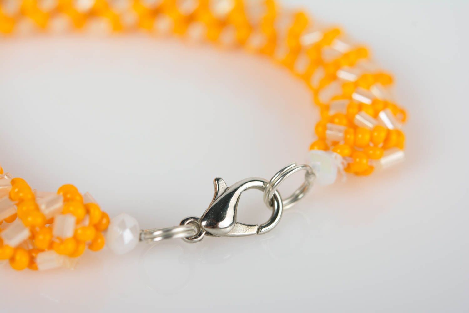 Grelles Sommer Armband aus Glasperlen weiß orange weiblich originell Handarbeit foto 5