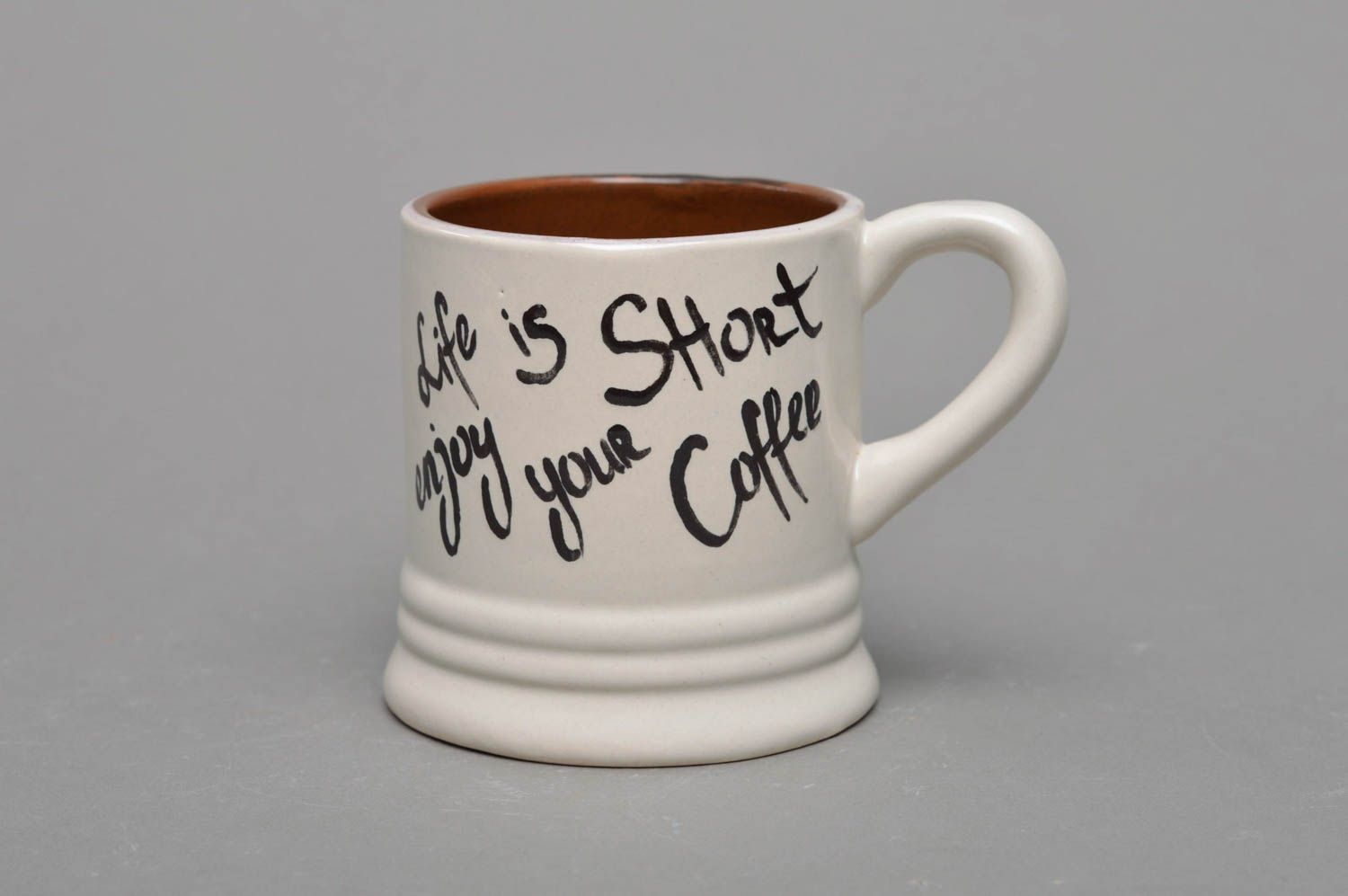 Originelle bemalte handgemachte Tasse aus Porzellan mit lustigem Bild vom Mann foto 3