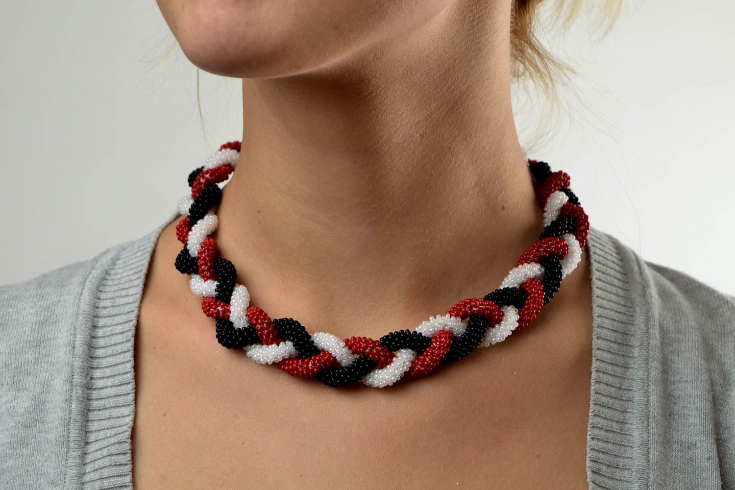 Collier spirale Bijou fait main perles de rocaille rouge noir blanc Cadeau femme photo 1