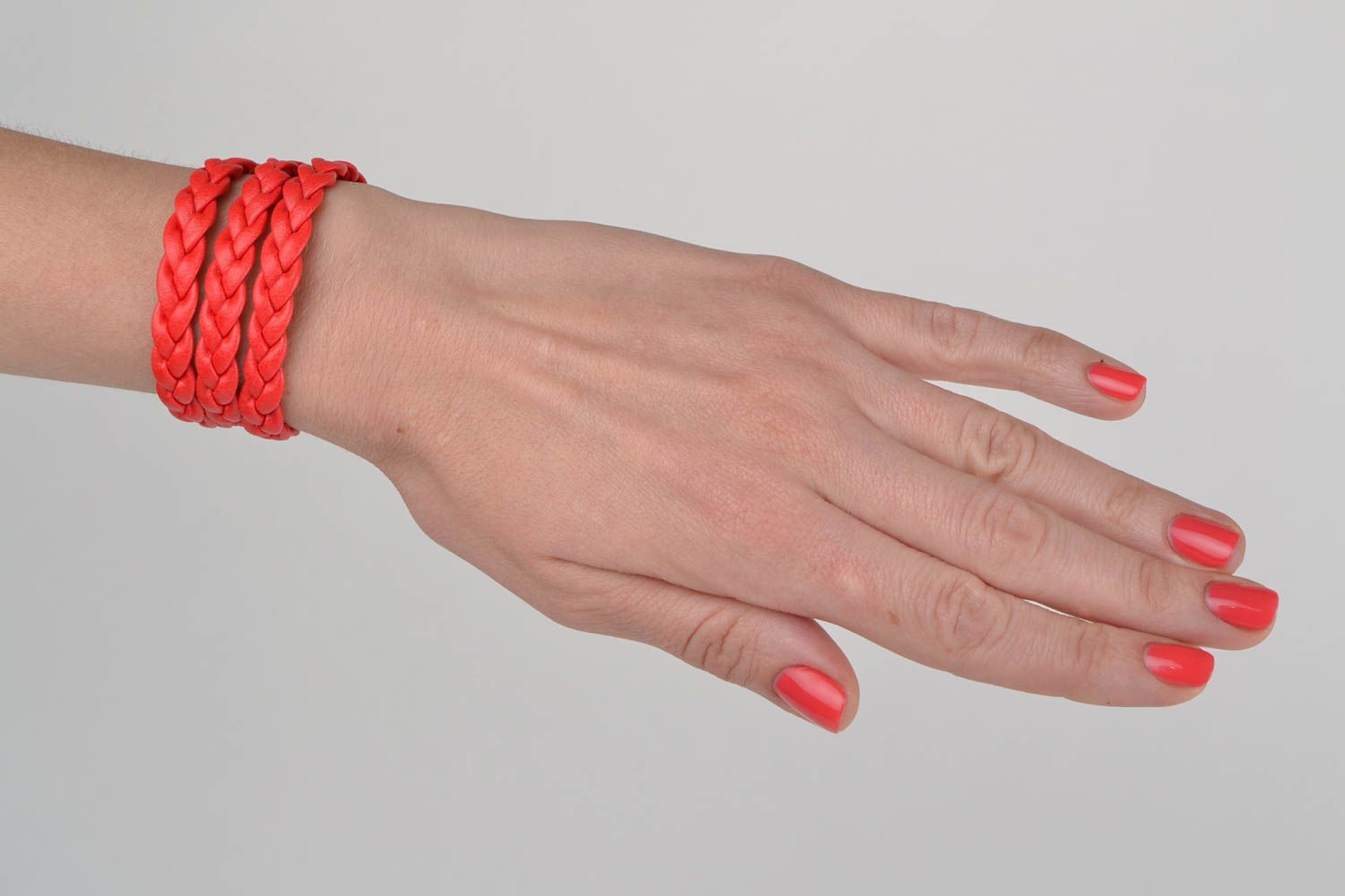 Bracelet en cuir artificiel large rouge tressé fait main original réglable photo 2