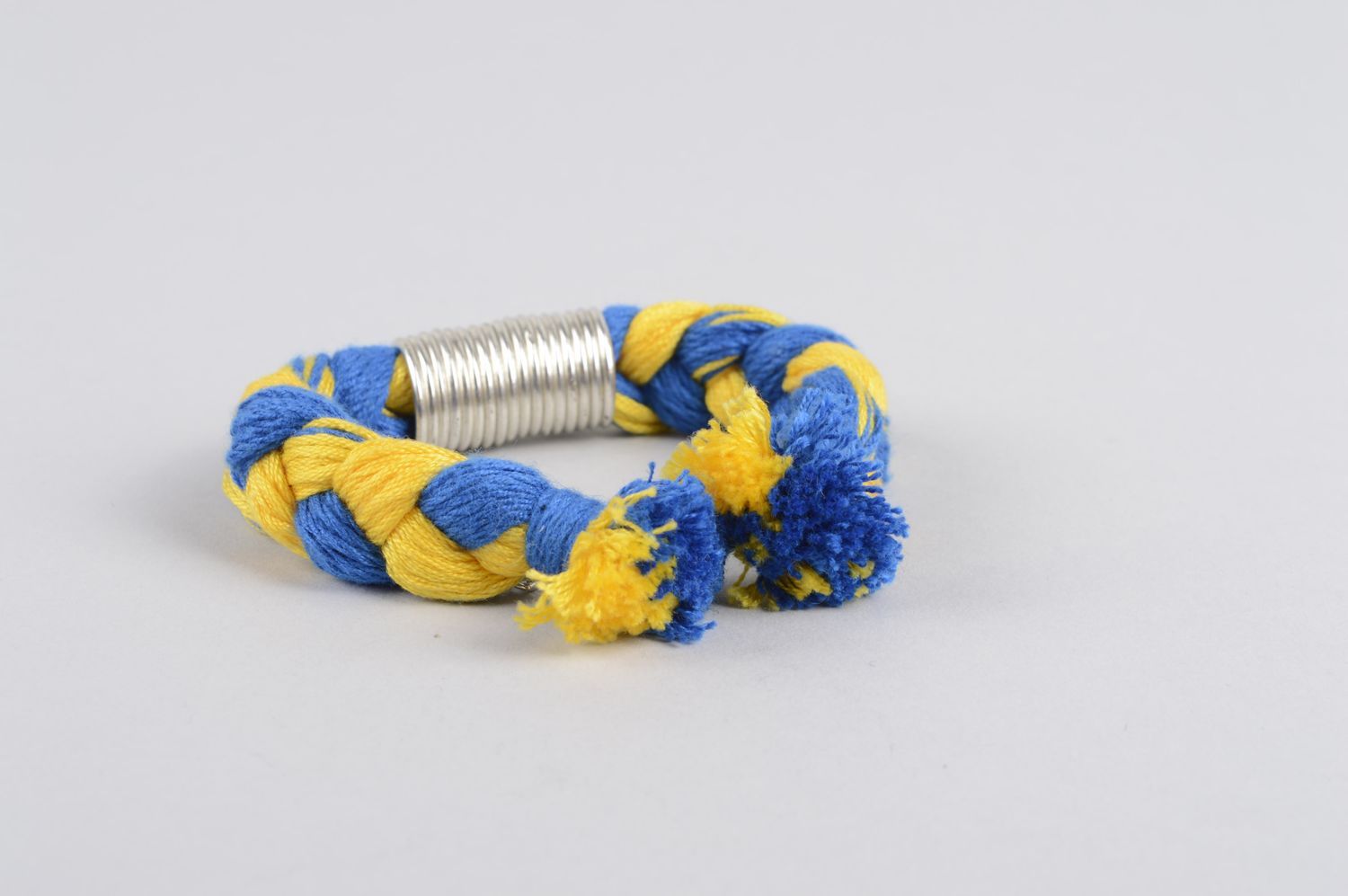 Bracelet textile Bijou fait main jaune bleu anneaux métalliques Accessoire femme photo 3
