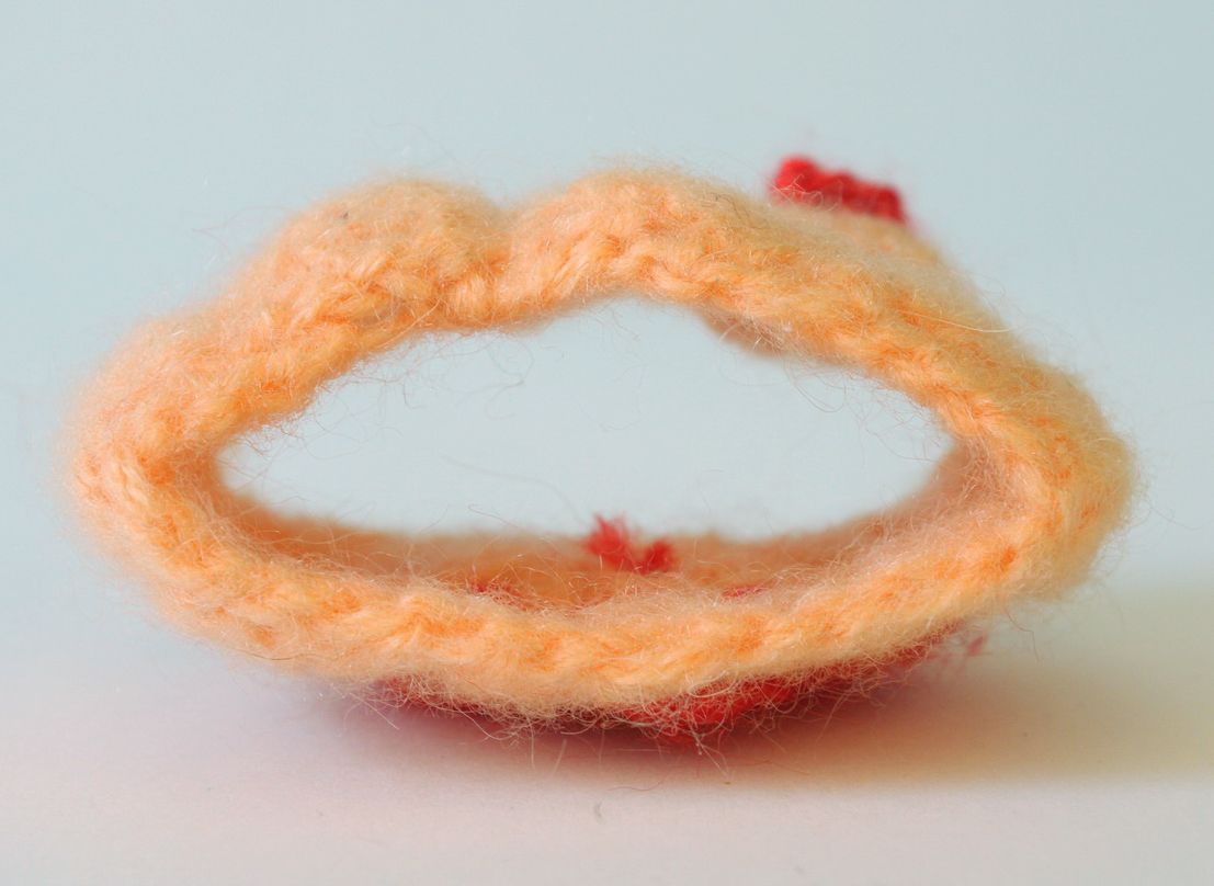 Copritazza di fili di lana fatto a mano fodera a maglia per tazza color pesca foto 2
