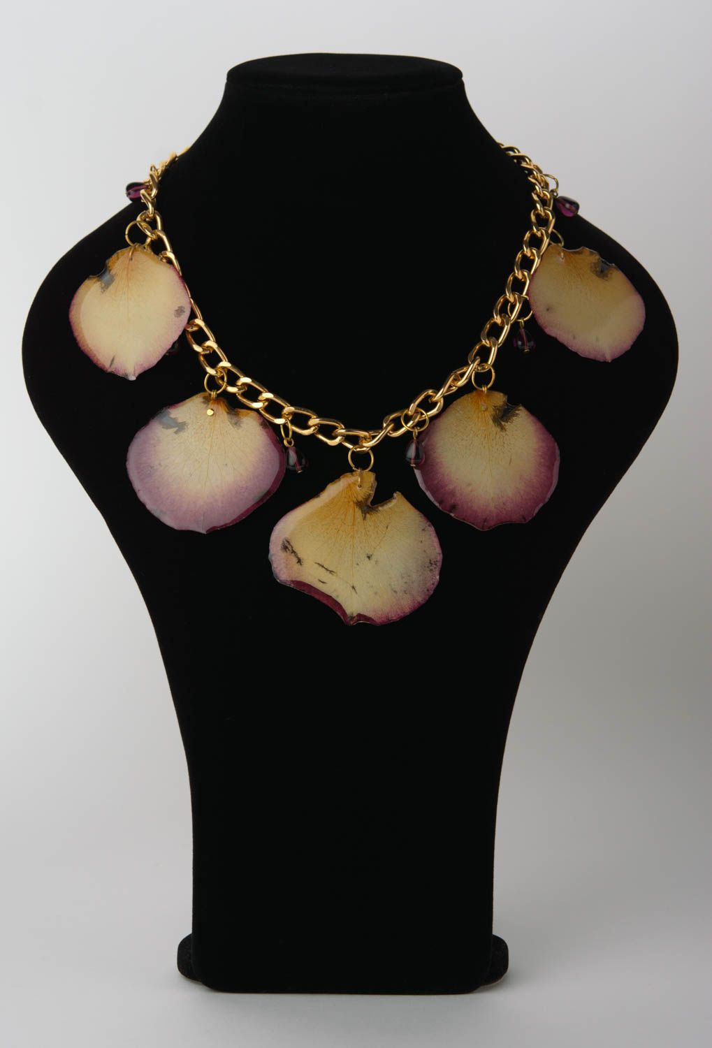 Necklace with rose petals in epoxy resin and chain handmade stylish accessory photo 2