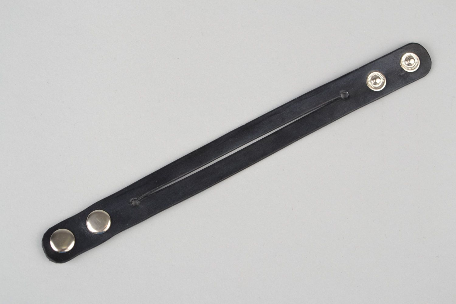 Bracelet en cuir large noir incisé fait main unisexe avec bouton-pression  photo 5