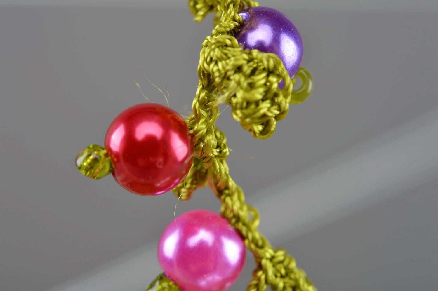 Boucles d'oreilles en fils faites main vertes avec perles fantaisie multicolores photo 2