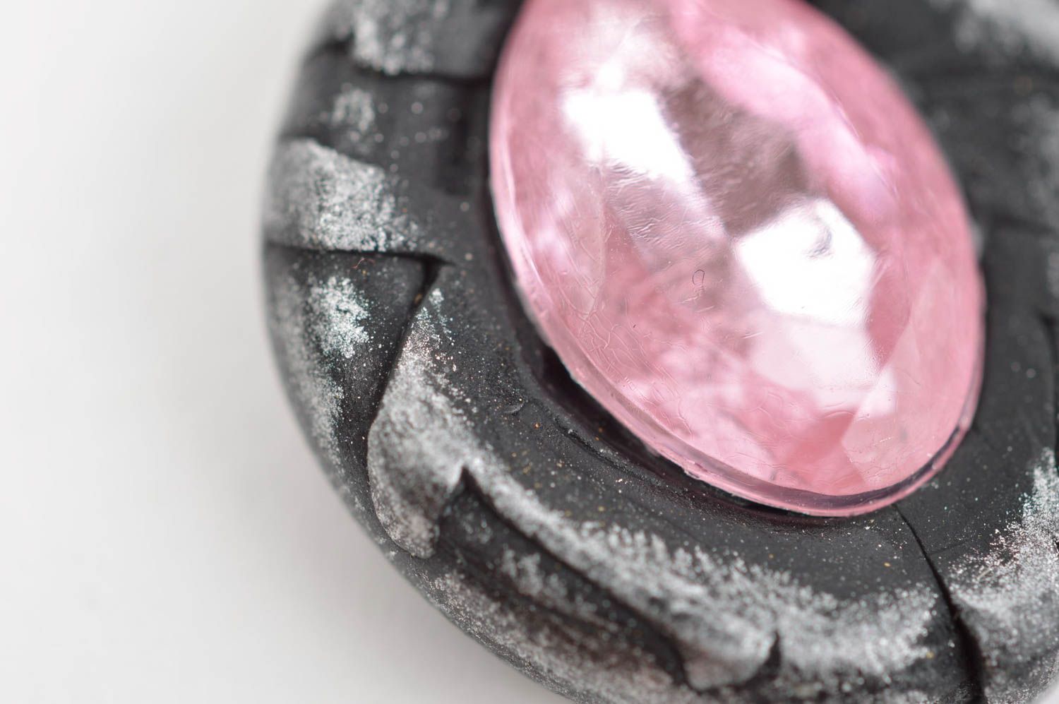 Boucles d'oreilles en pâte polymère et verre noir-rose originales faites main  photo 5
