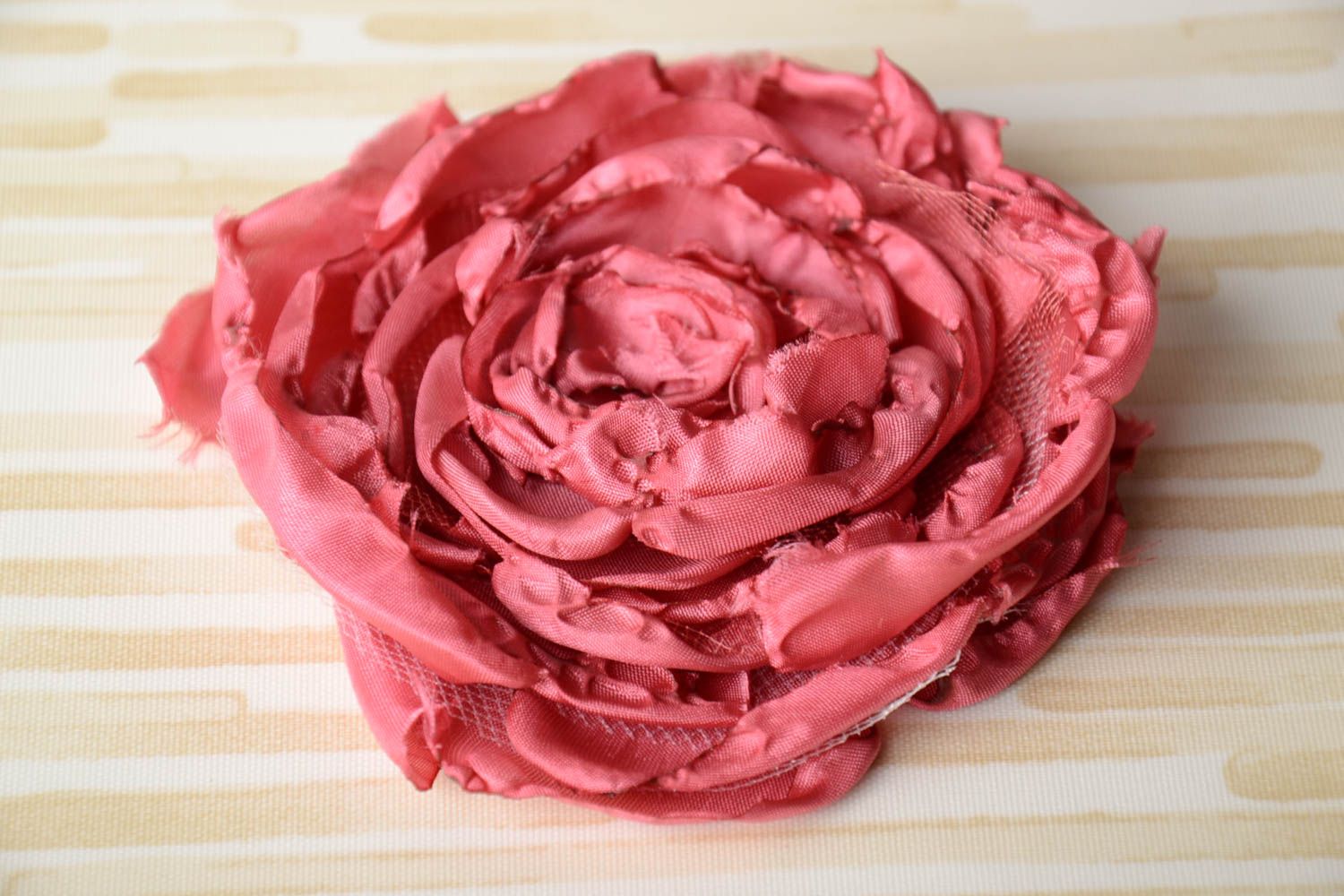 Брошь цветок из лент розовая крупная красивая нарядная стильная ручной работы фото 1