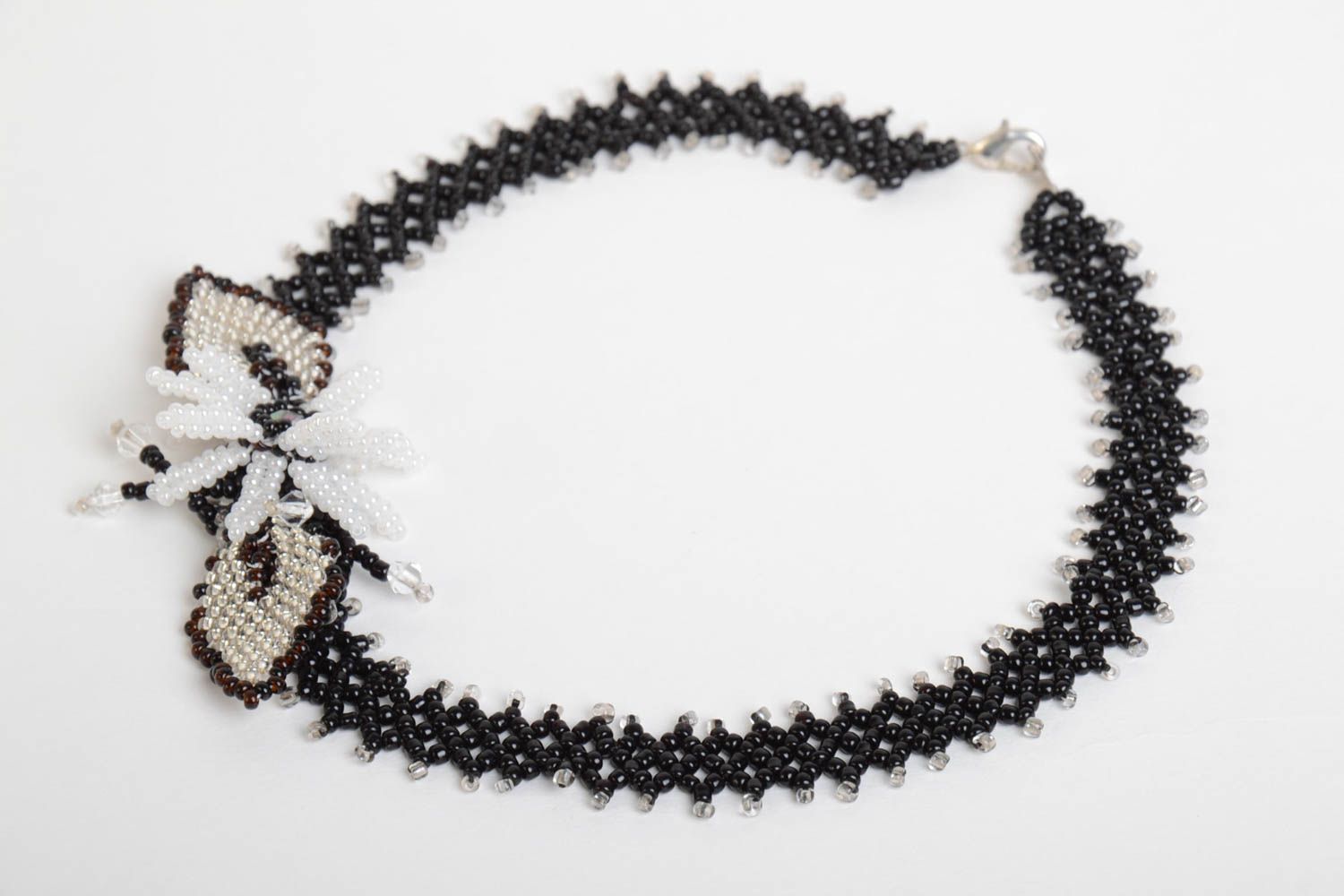 Ожерелье из бисера ручной работы красивое стильное ажурное женское с бантиком фото 2