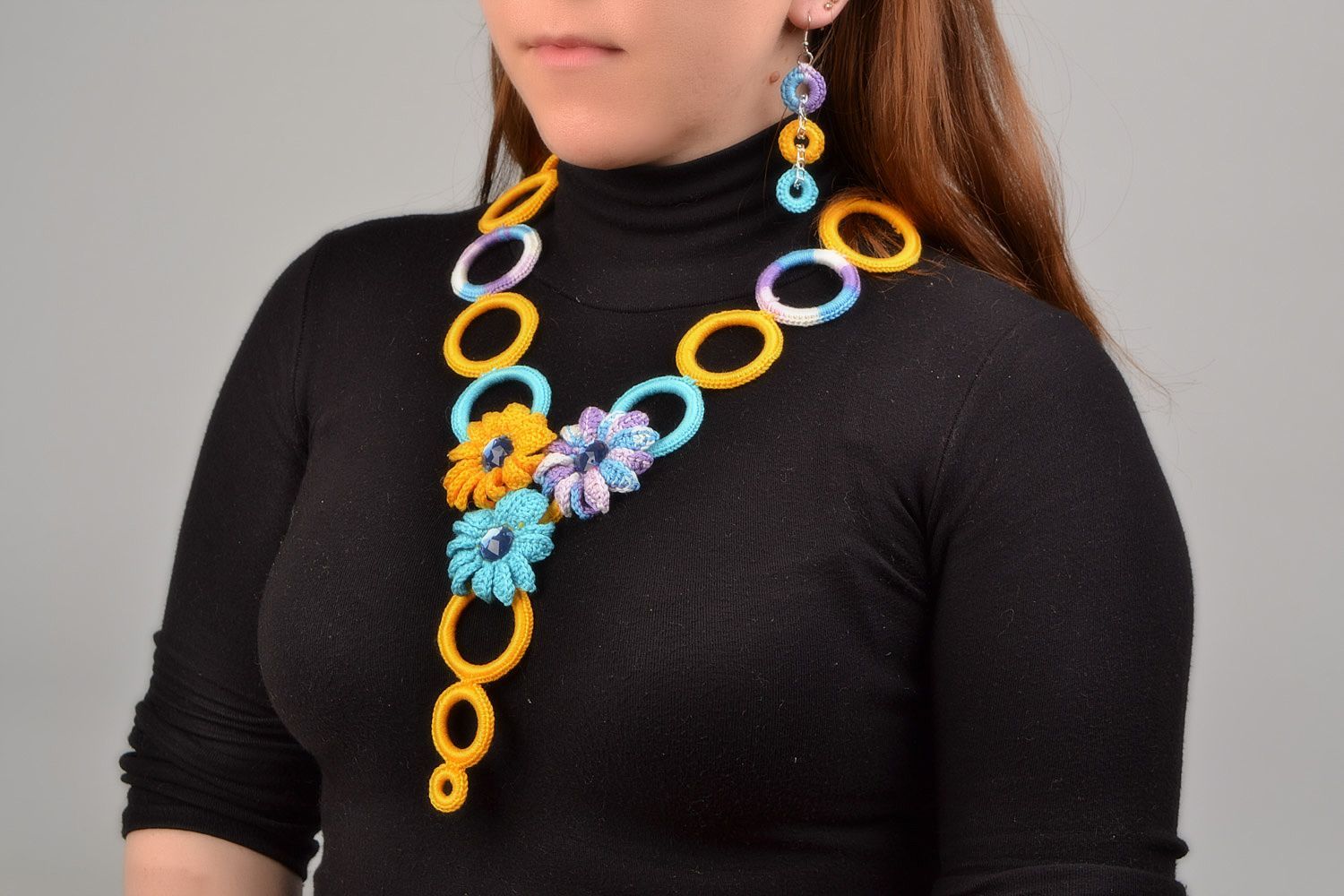Conjunto de joyas artesanal 2 piezas collar y pendientes de anillos multicolores foto 1