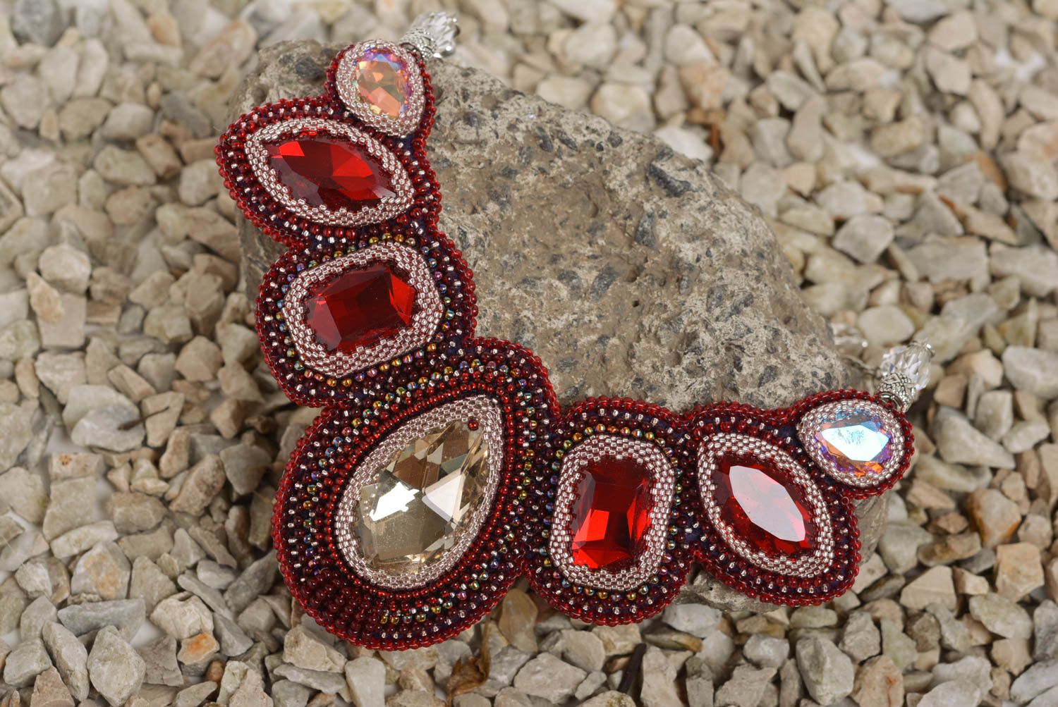 Collier large en perles de rocaille et cabochons en verre fait main rouge Rubis photo 1