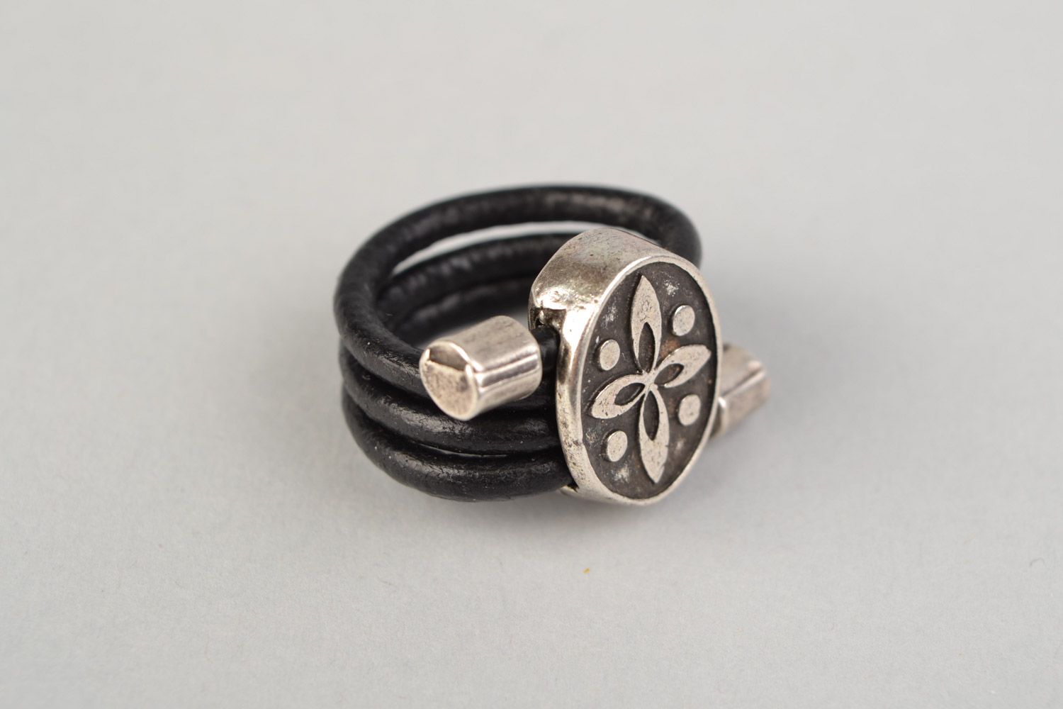 Metall Ring in Schwarz auf Leder Schnur regulierbar handmade foto 3