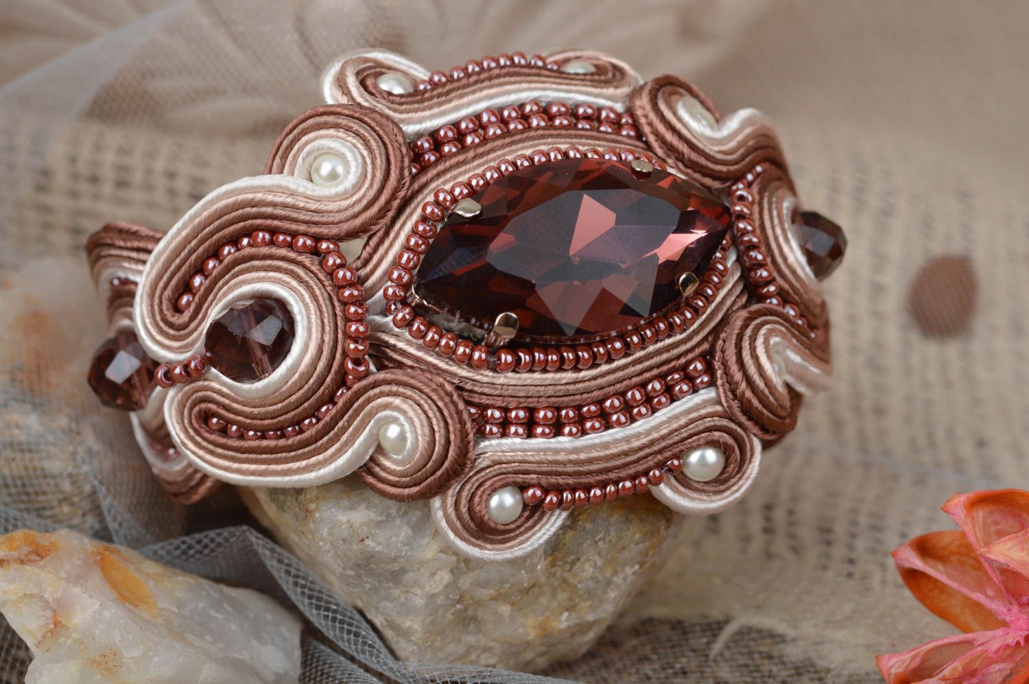 Breites handgemachtes schönes Soutache  Armband mit Glasperlen braun für Damen  foto 1