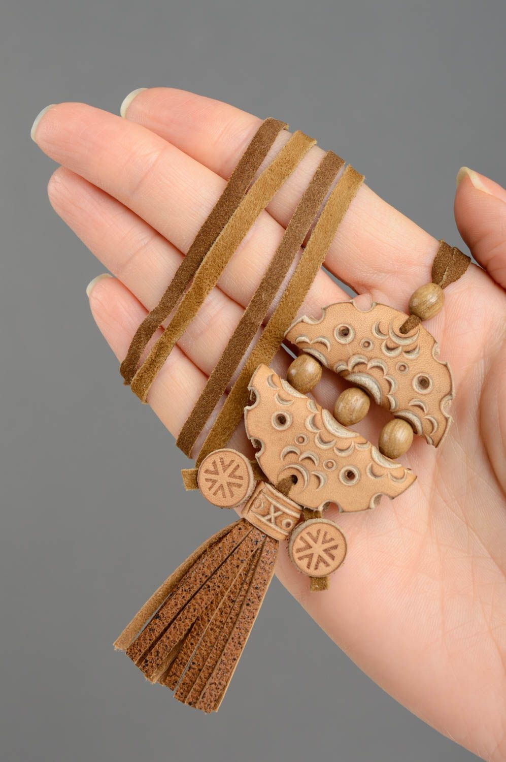 Pendentif fait main en cuir naturel avec ornement beige de style ethnique photo 4