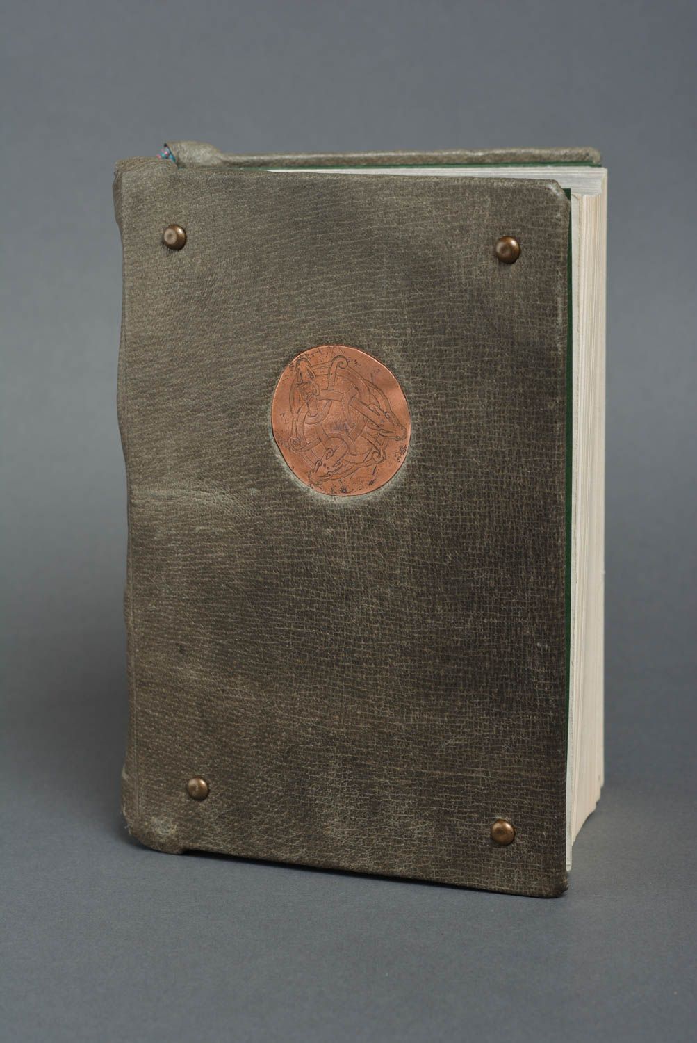 Carnet de notes avec couverture en cuir gris et élément en cuivre fait main photo 1