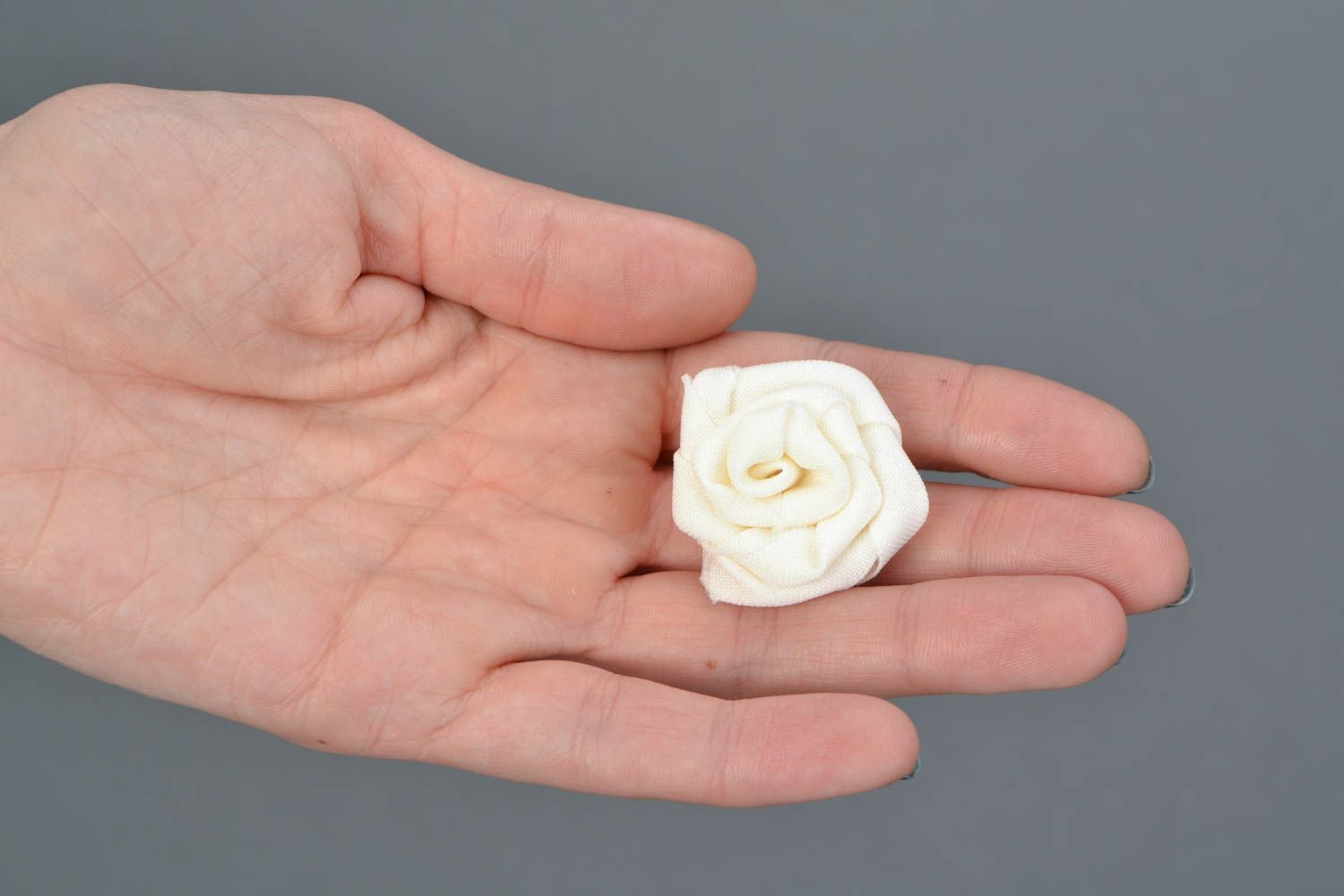 Rose en tissu blanche faite main ébauche de barrette ou broche pratique photo 2