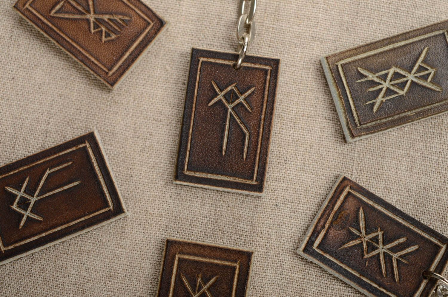 Porte-clés en cuir naturel marron avec runes pendentif fait main original photo 3
