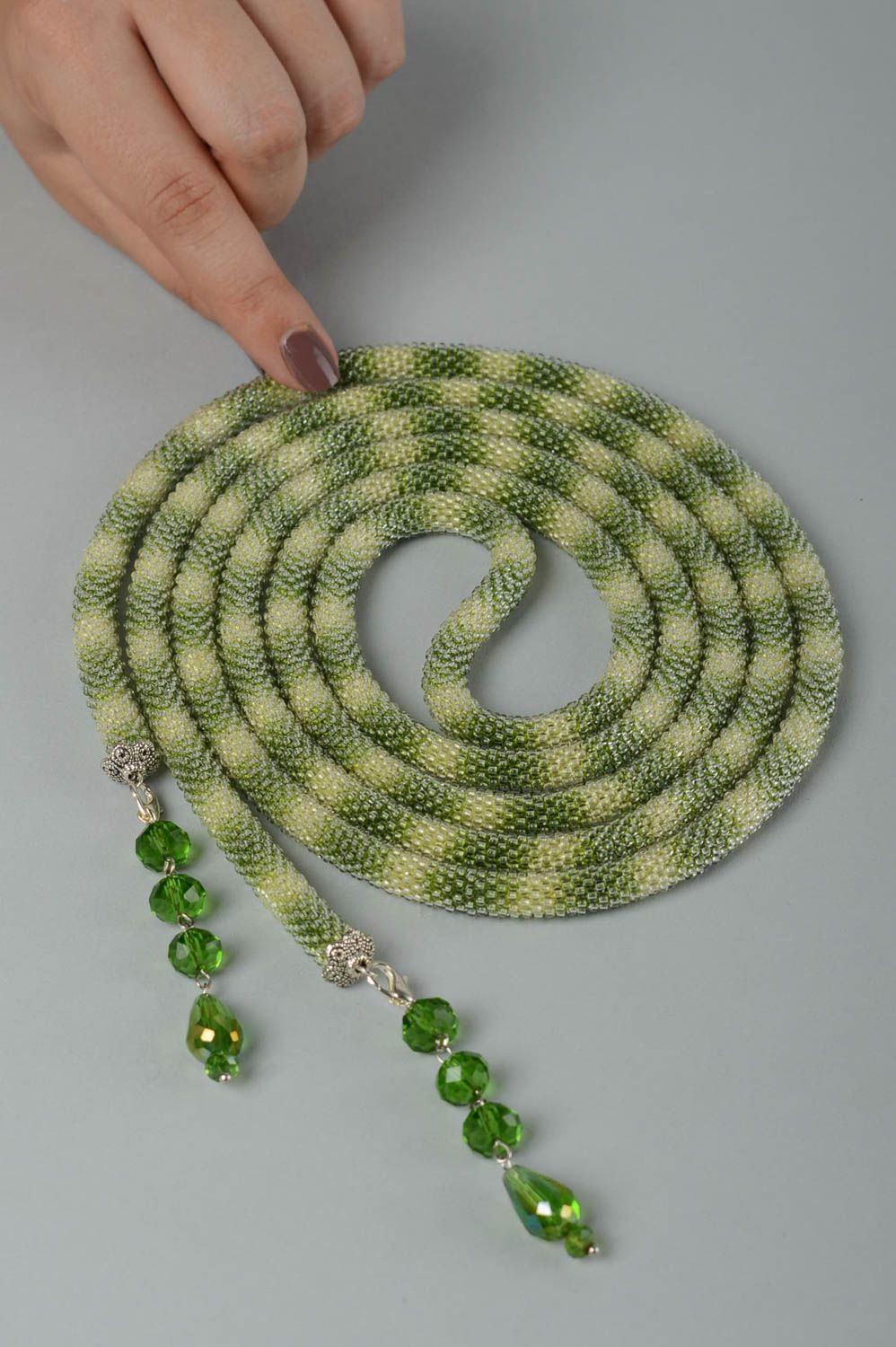 Collar de abalorios bisutería artesanal accesorio de mujer lariat verde a rayas foto 4